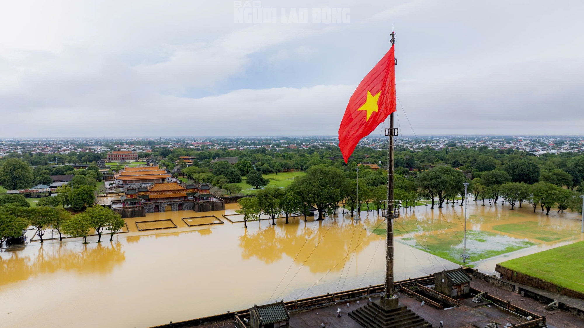Không ảnh di tích Đại nội Huế trong ngày lũ "tập 3" - Ảnh 2.