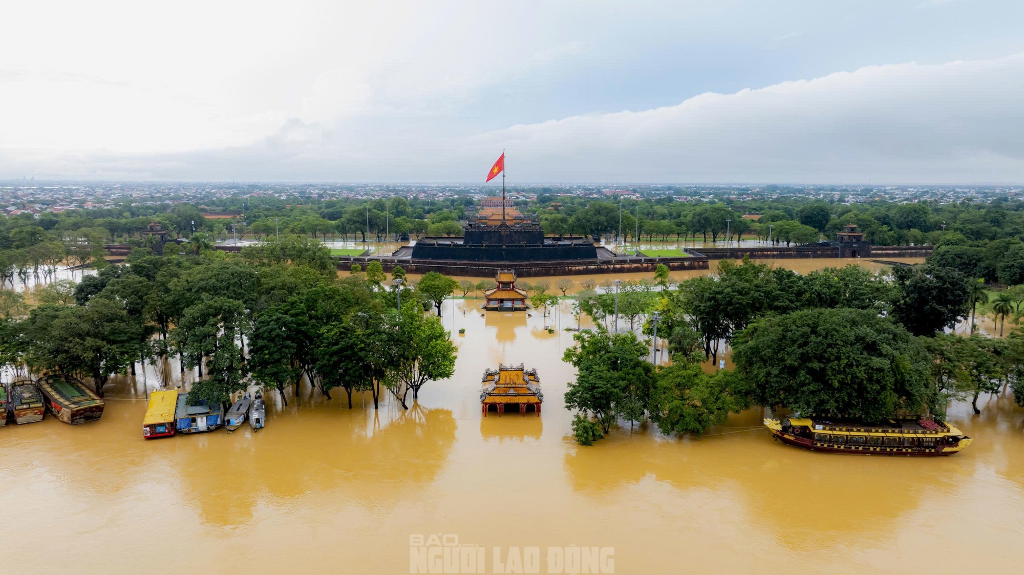 Không ảnh di tích Đại nội Huế trong ngày lũ "tập 3" - Ảnh 7.