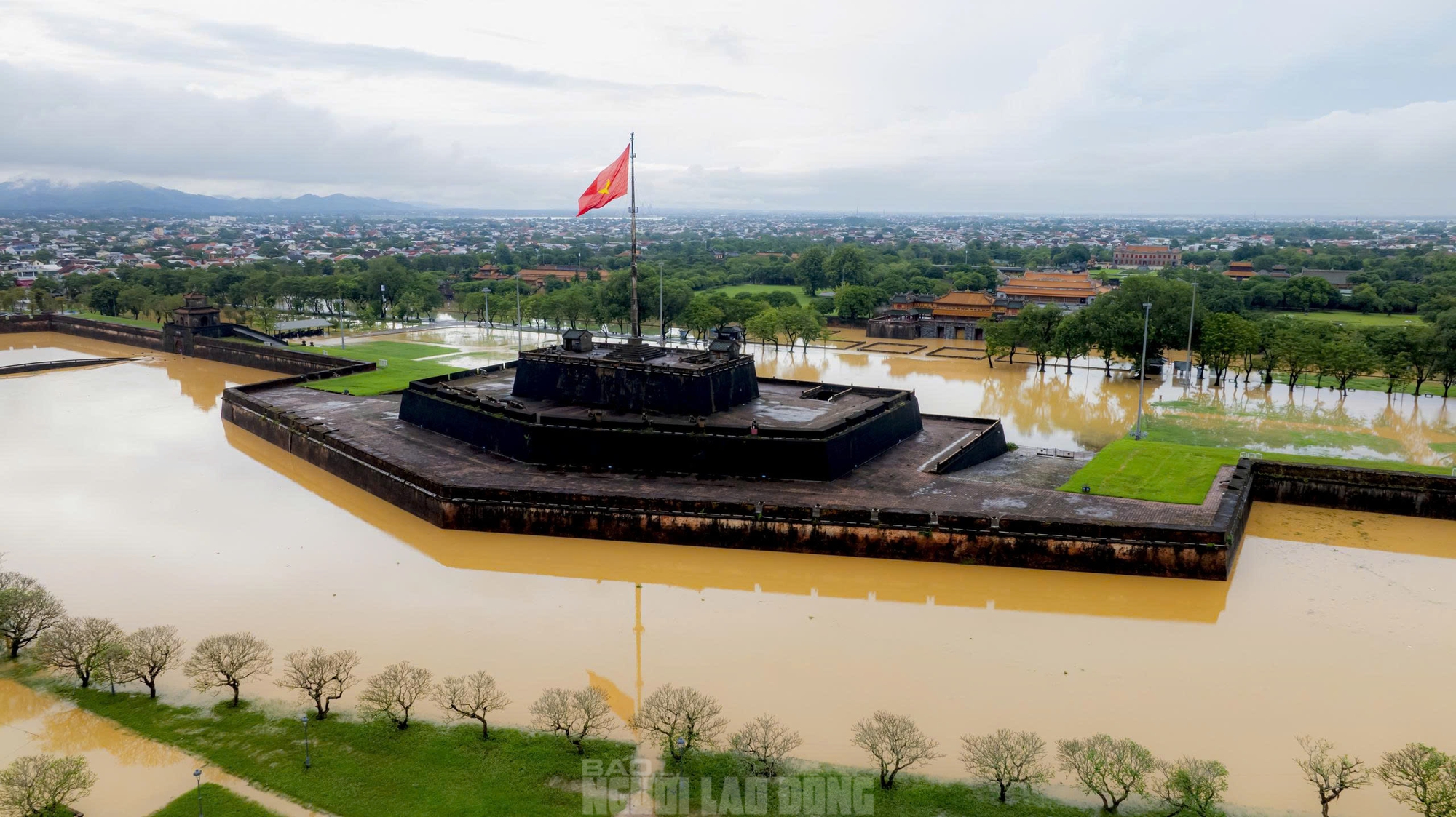 Không ảnh di tích Đại nội Huế trong ngày lũ "tập 3" - Ảnh 9.