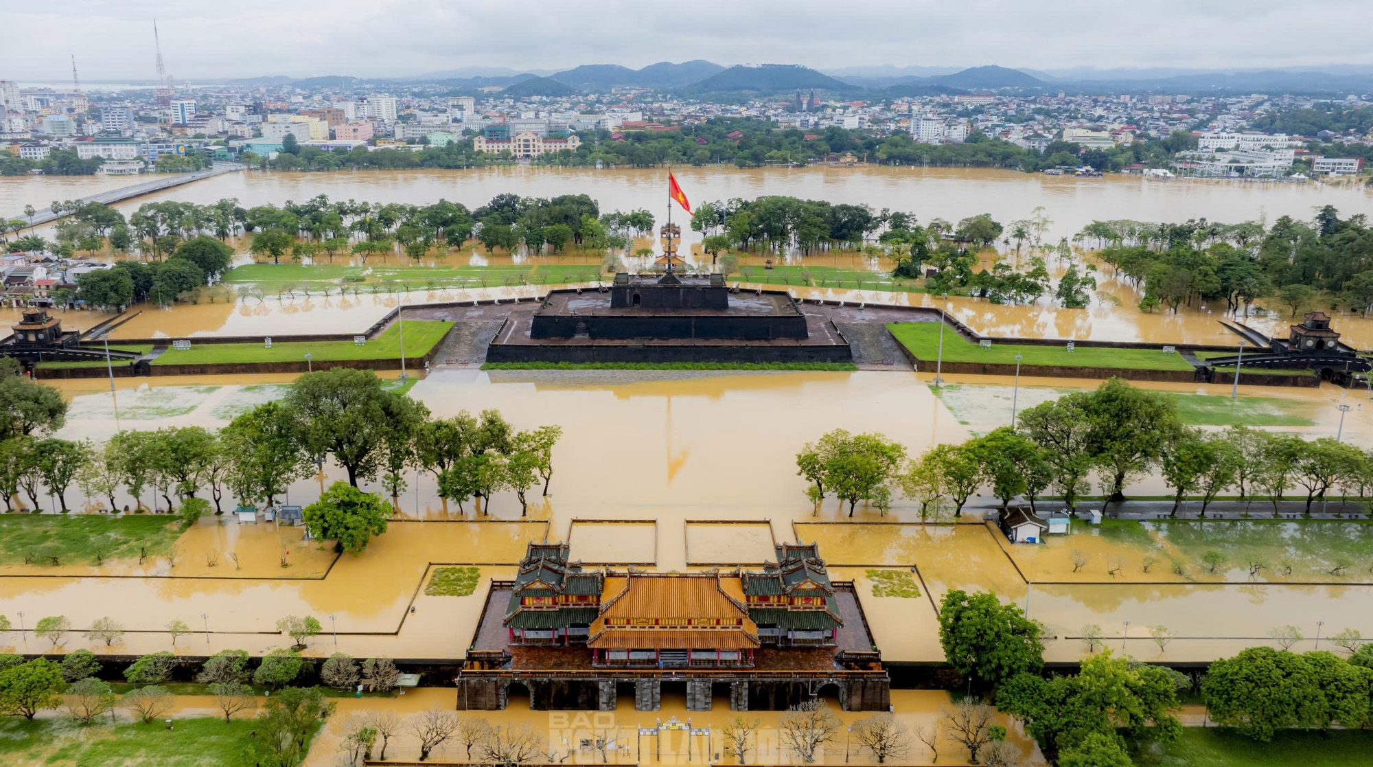 Không ảnh di tích Đại nội Huế trong ngày lũ "tập 3" - Ảnh 10.