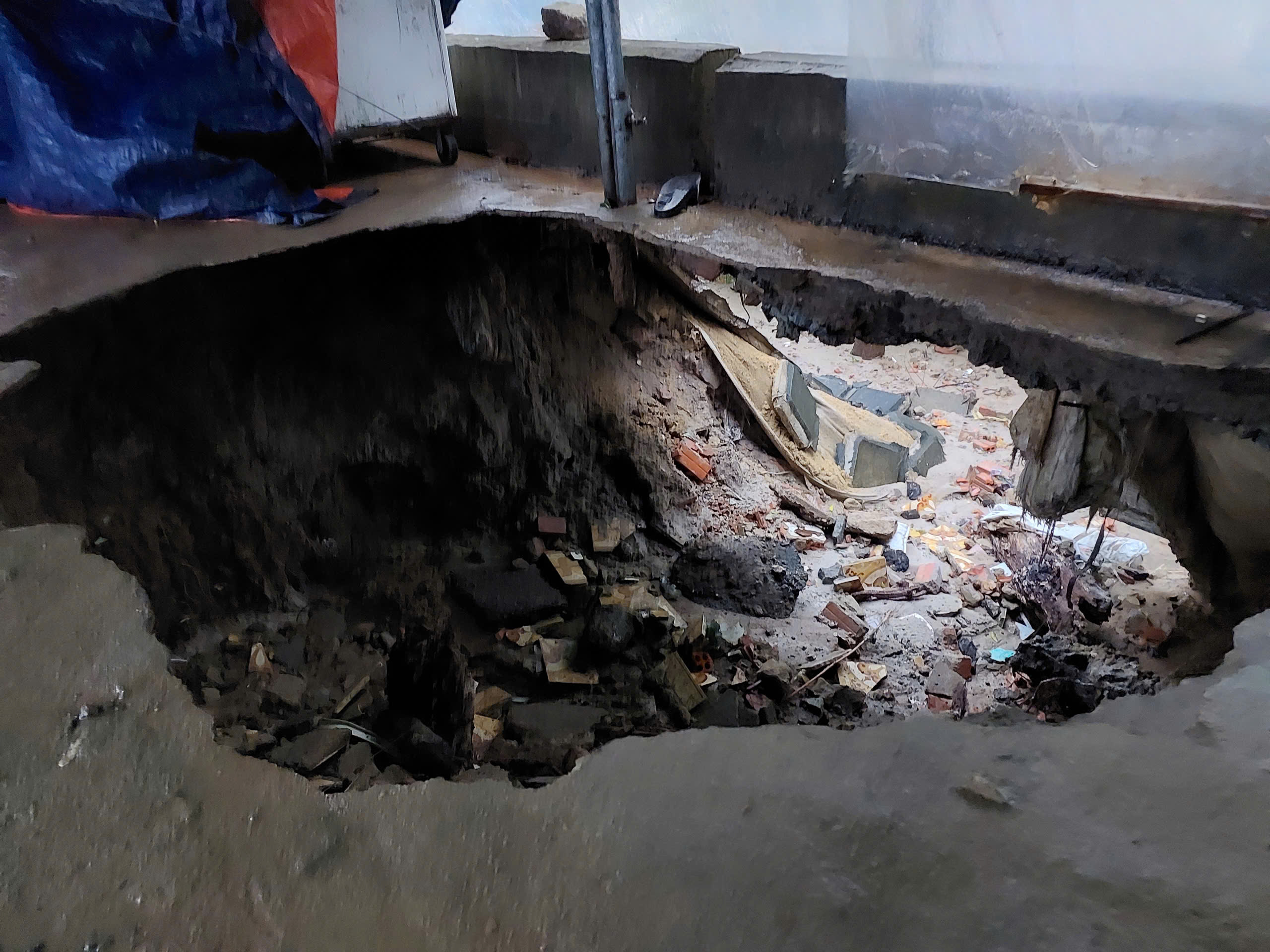 Mưa lớn gây ngập nặng Đà Nẵng , hố sụp tại chung cư Hòa Khánh - Ảnh 2.