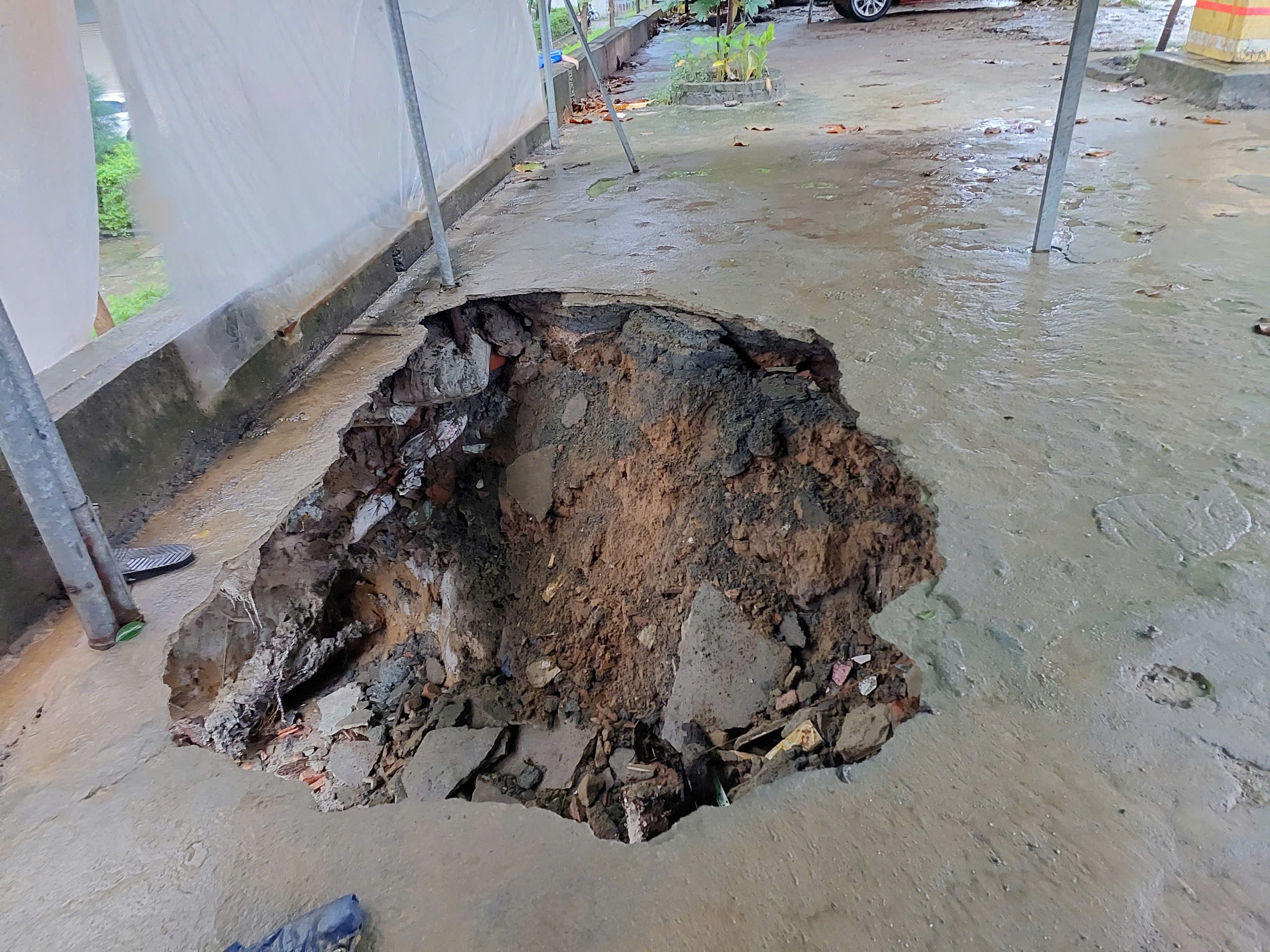 Mưa lớn gây ngập nặng Đà Nẵng , hố sụp tại chung cư Hòa Khánh - Ảnh 1.