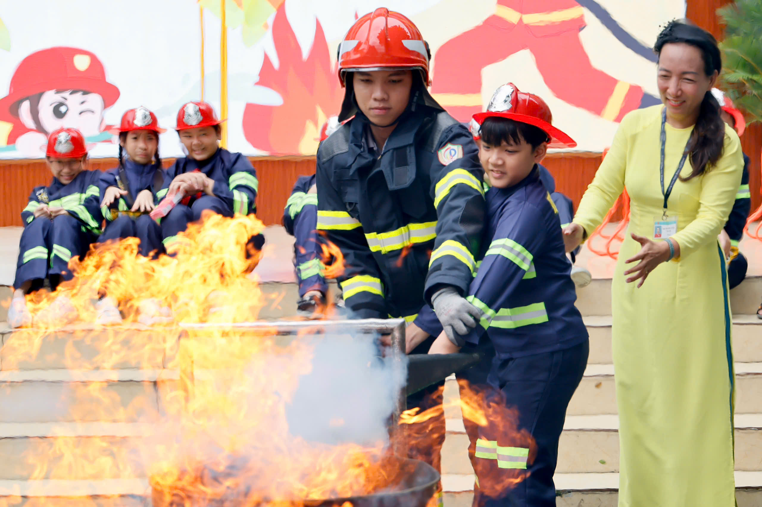 Hình ảnh "lính cứu hỏa nhí" ra trận - Ảnh 3.