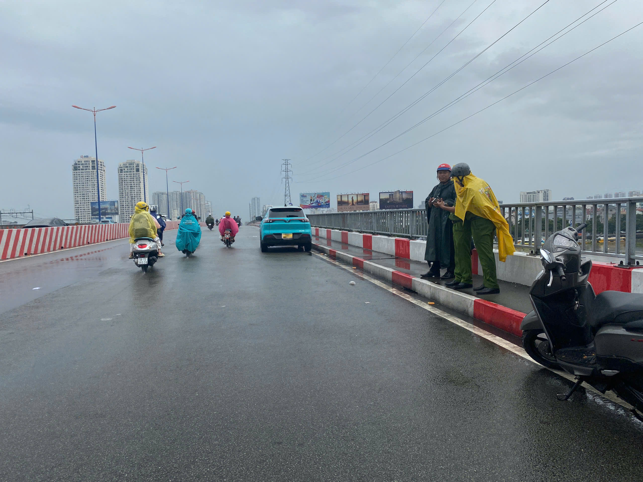 Người đàn ông cầm dao cắt cổ, sau đó nhảy xuống sông Sài Gòn - Ảnh 3.