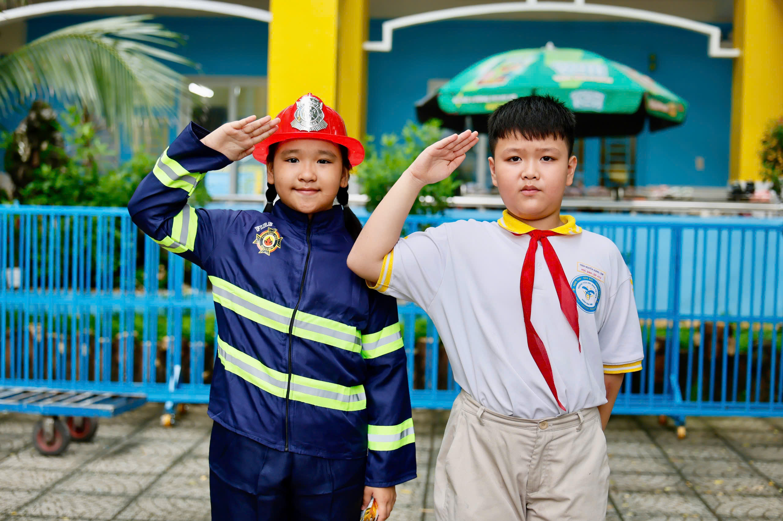 Hình ảnh "lính cứu hỏa nhí" ra trận - Ảnh 1.