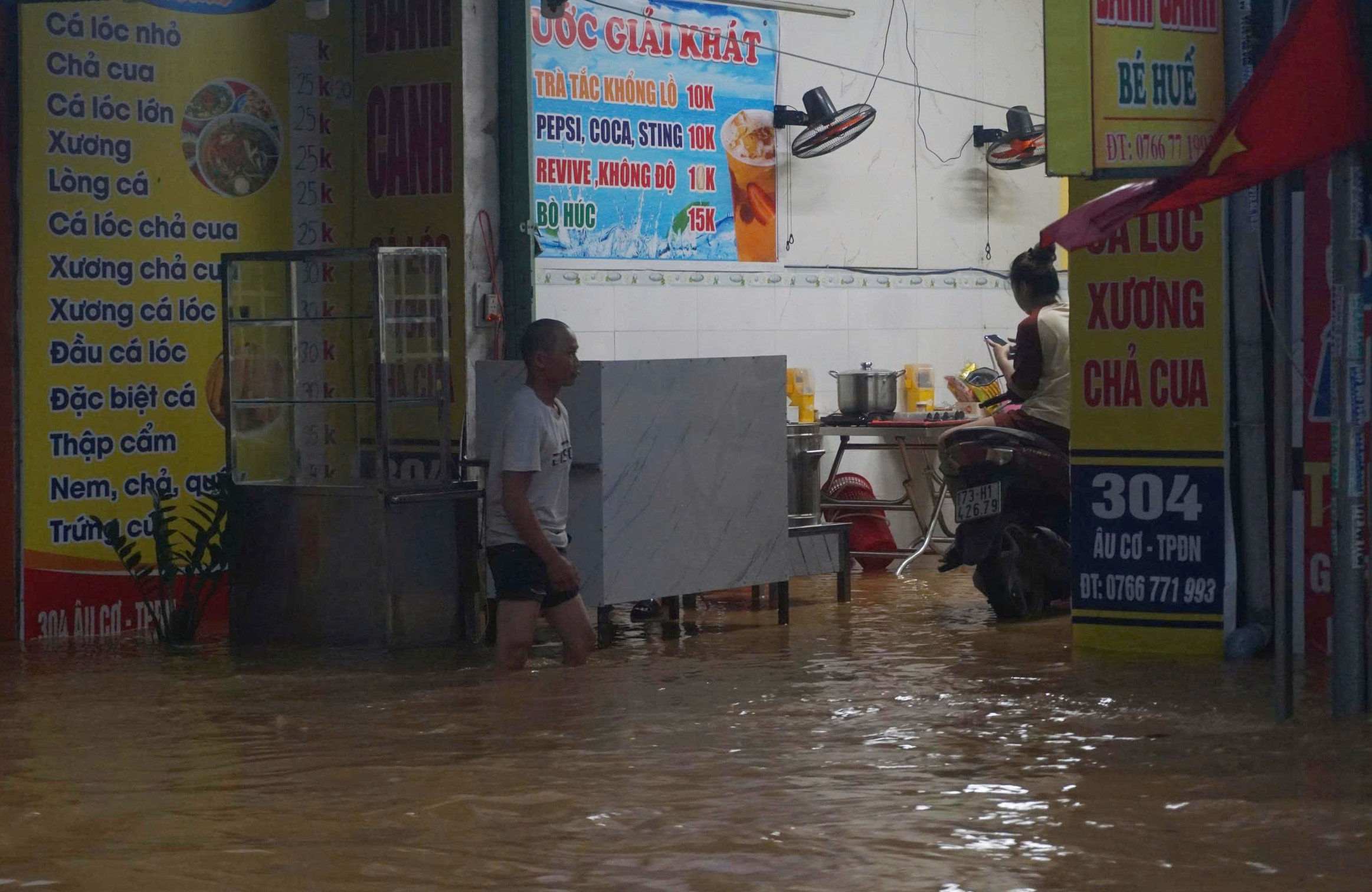 Mưa lớn gây ngập nặng Đà Nẵng , hố sụp tại chung cư Hòa Khánh - Ảnh 7.