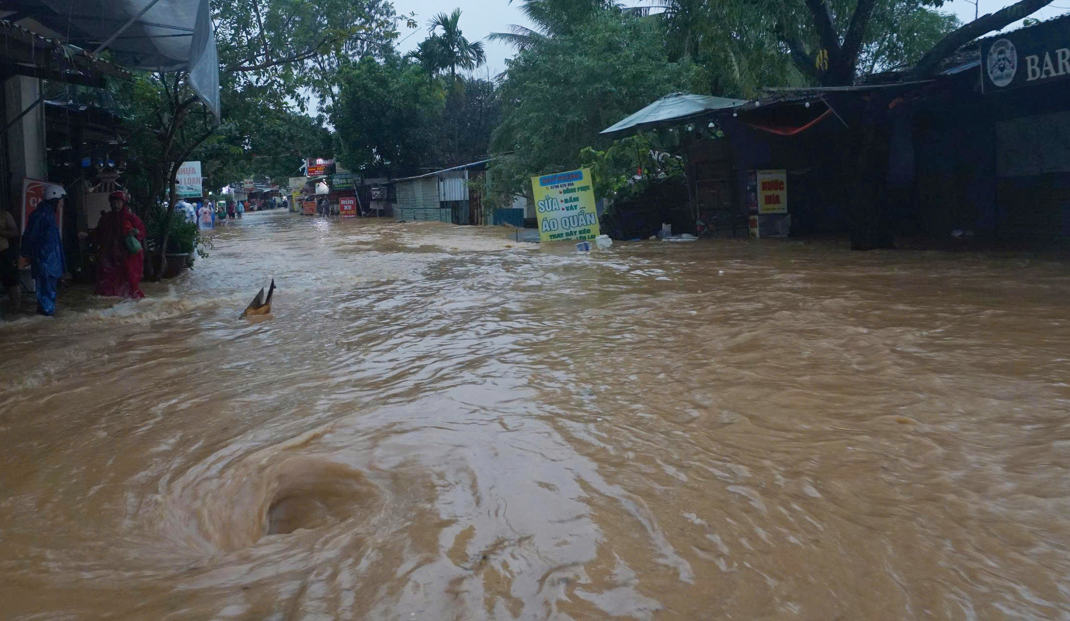 Mưa lớn gây ngập nặng Đà Nẵng , hố sụp tại chung cư Hòa Khánh - Ảnh 9.