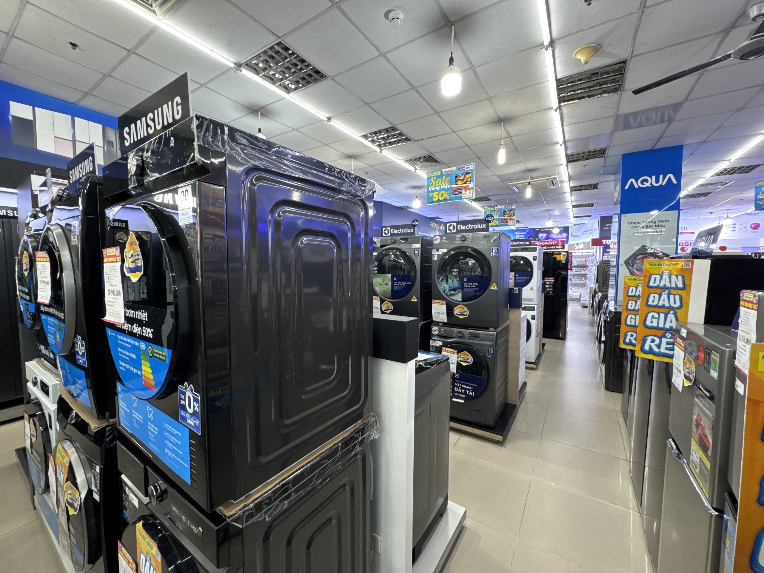 Máy sấy quần áo bán chạy nhờ Mưa bão kéo dài - Ảnh 1.