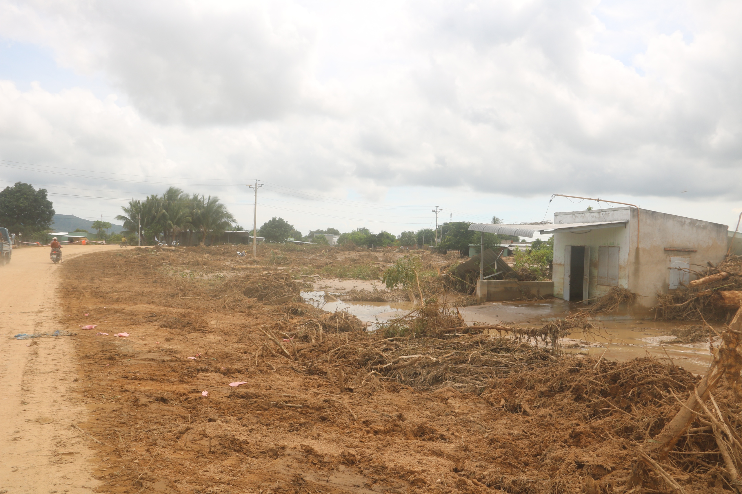 Bất ngờ với sự cố vỡ hồ chứa nước tại xã Tuy Phong , Lâm Đồng - Ảnh 1.