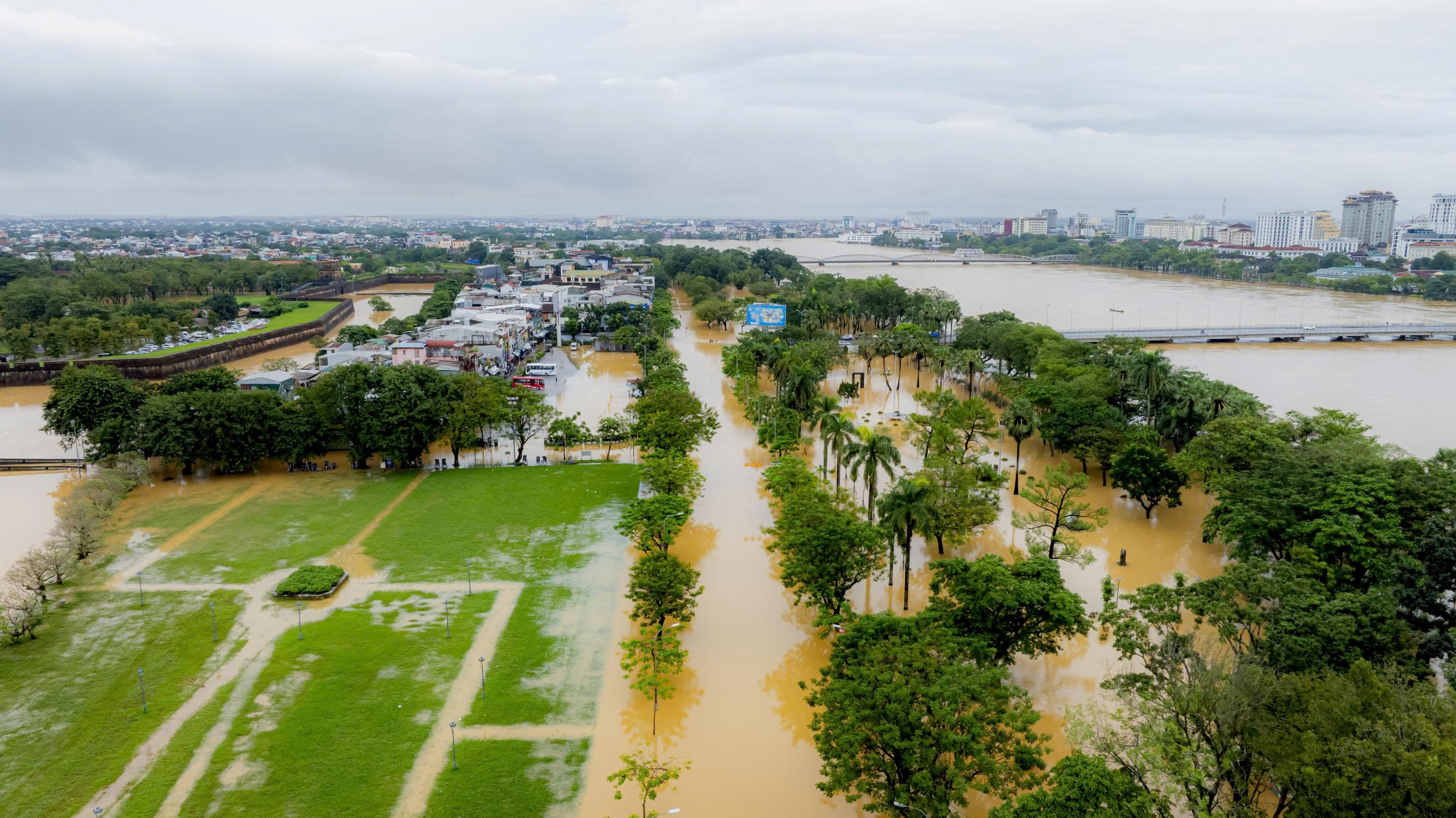 Không ảnh di tích Đại nội Huế trong ngày lũ "tập 3" - Ảnh 12.