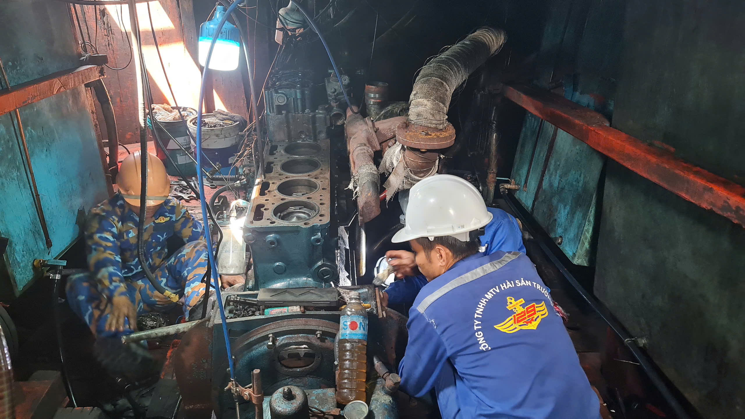 Tàu cá gặp sự cố trên biển, được đưa về đảo Trường Sa khắc phục - Ảnh 2.