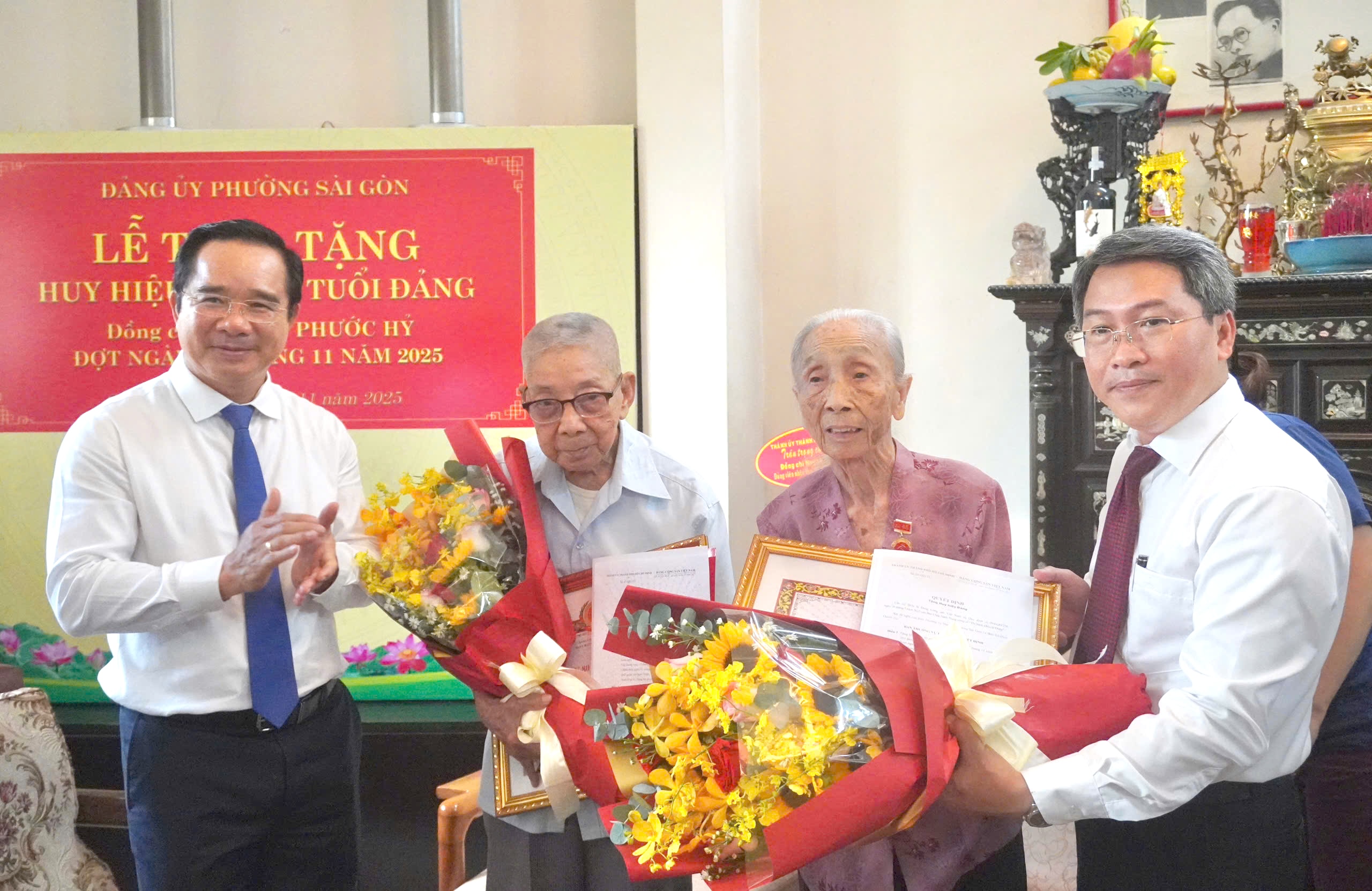Lãnh đạo TP HCM trao Huy hiệu Đảng cho đảng viên lão thành 80 năm tuổi Đảng - Ảnh 2. Lãnh đạo TP HCM trao Huy hiệu Đảng cho đảng viên lão thành 80 năm tuổi Đảng - Ảnh 2.