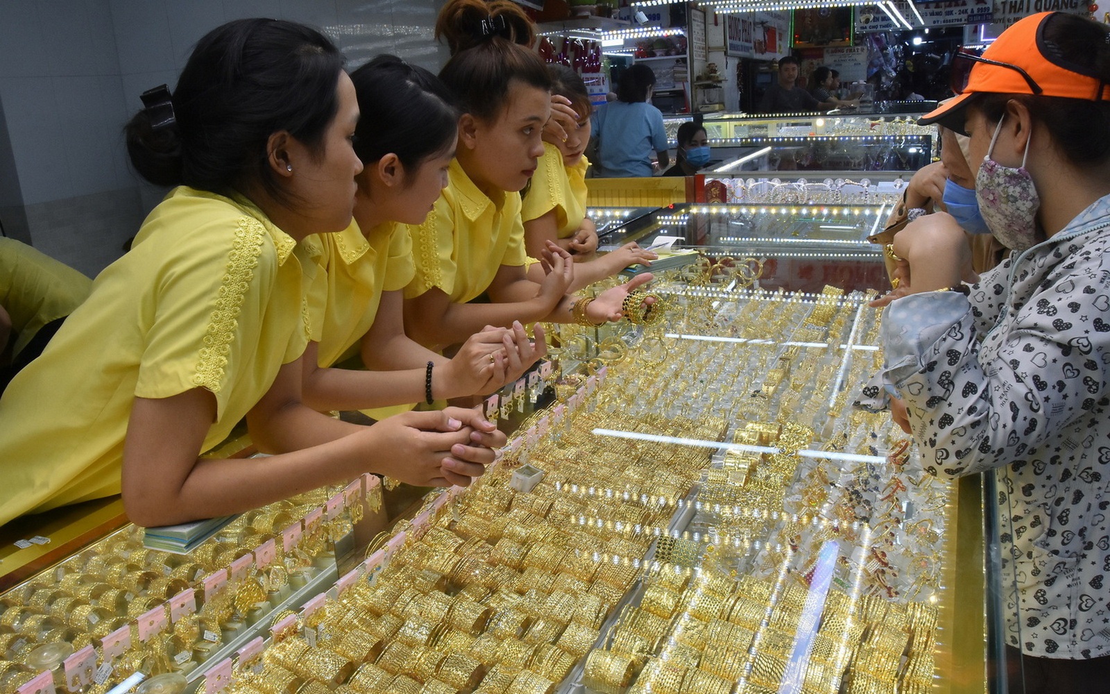 Giá vàng SJC và vàng nhẫn giảm mạnh , người tiêu dùng nên lưu ý - Ảnh 2. Giá vàng SJC và vàng nhẫn giảm mạnh , người tiêu dùng nên lưu ý - Ảnh 2.