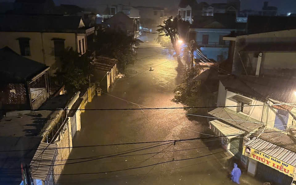 Chủ tịch Đà Nẵng ký chi 210 tỉ hỗ trợ khẩn cho 72 xã phường khắc phục mưa lũ - Ảnh 2. Chủ tịch Đà Nẵng ký chi 210 tỉ hỗ trợ khẩn cho 72 xã phường khắc phục mưa lũ - Ảnh 2.