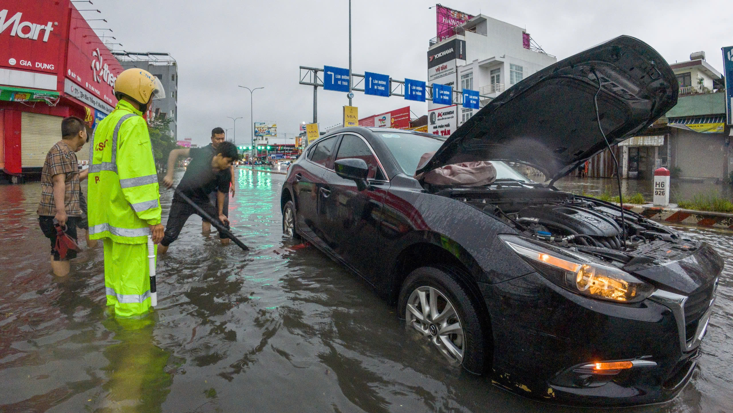 Dân Đà Nẵng đưa ô tô tránh lụt giữa cơn mưa lớn rạng sáng - Ảnh 7.