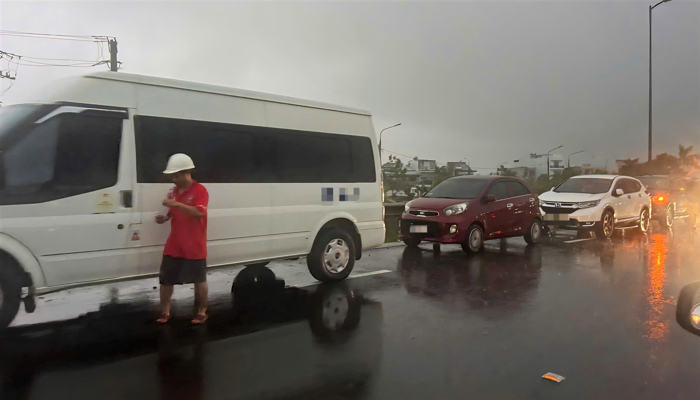 Dân Đà Nẵng đưa ô tô tránh lụt giữa cơn mưa lớn rạng sáng - Ảnh 3.