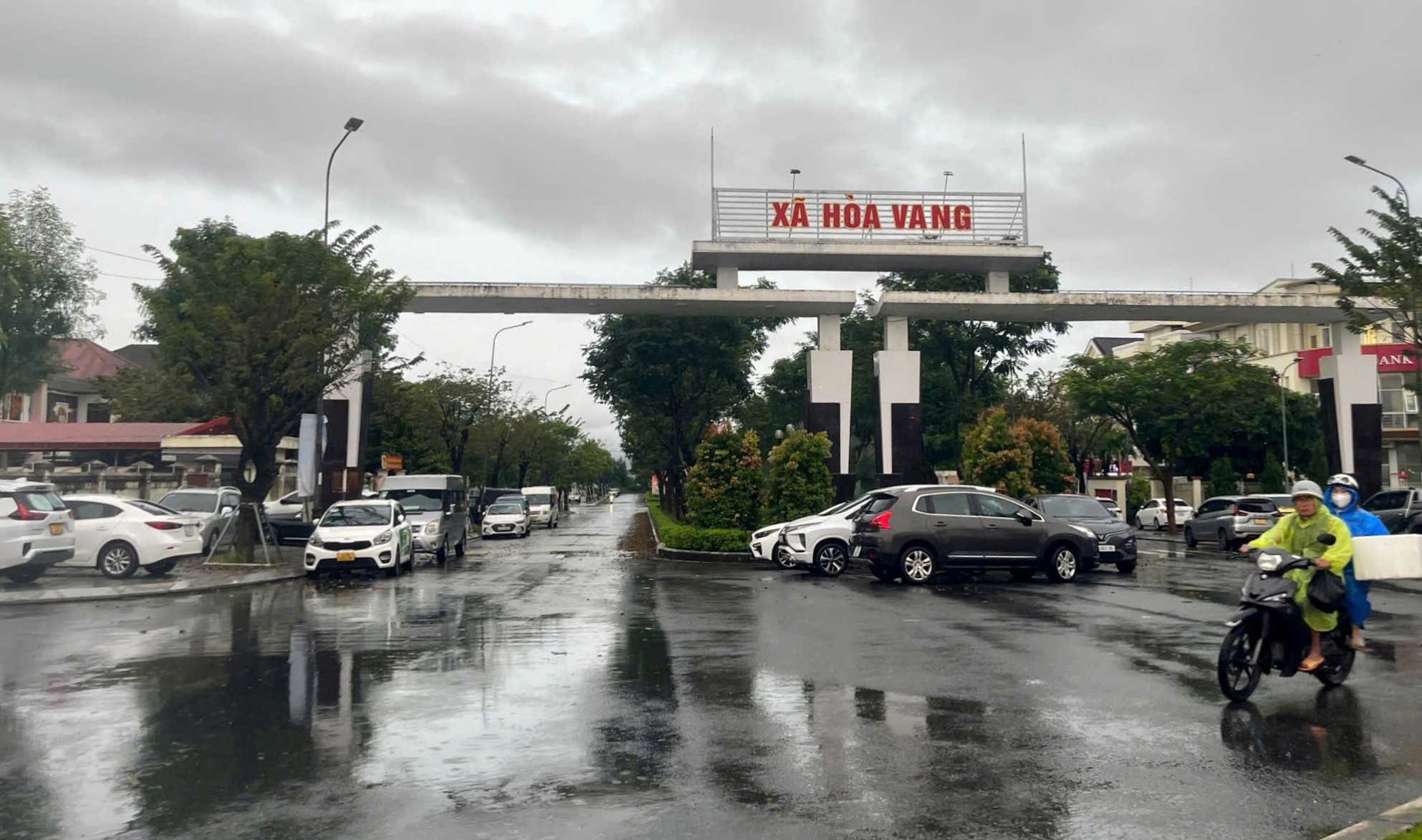 Dân Đà Nẵng đưa ô tô tránh lụt giữa cơn mưa lớn rạng sáng - Ảnh 4.