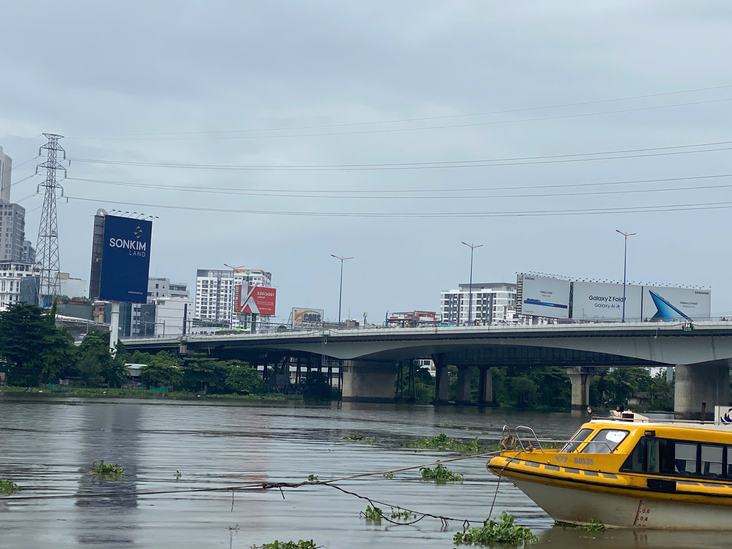 Người đàn ông cầm dao cắt cổ, sau đó nhảy xuống sông Sài Gòn - Ảnh 2.