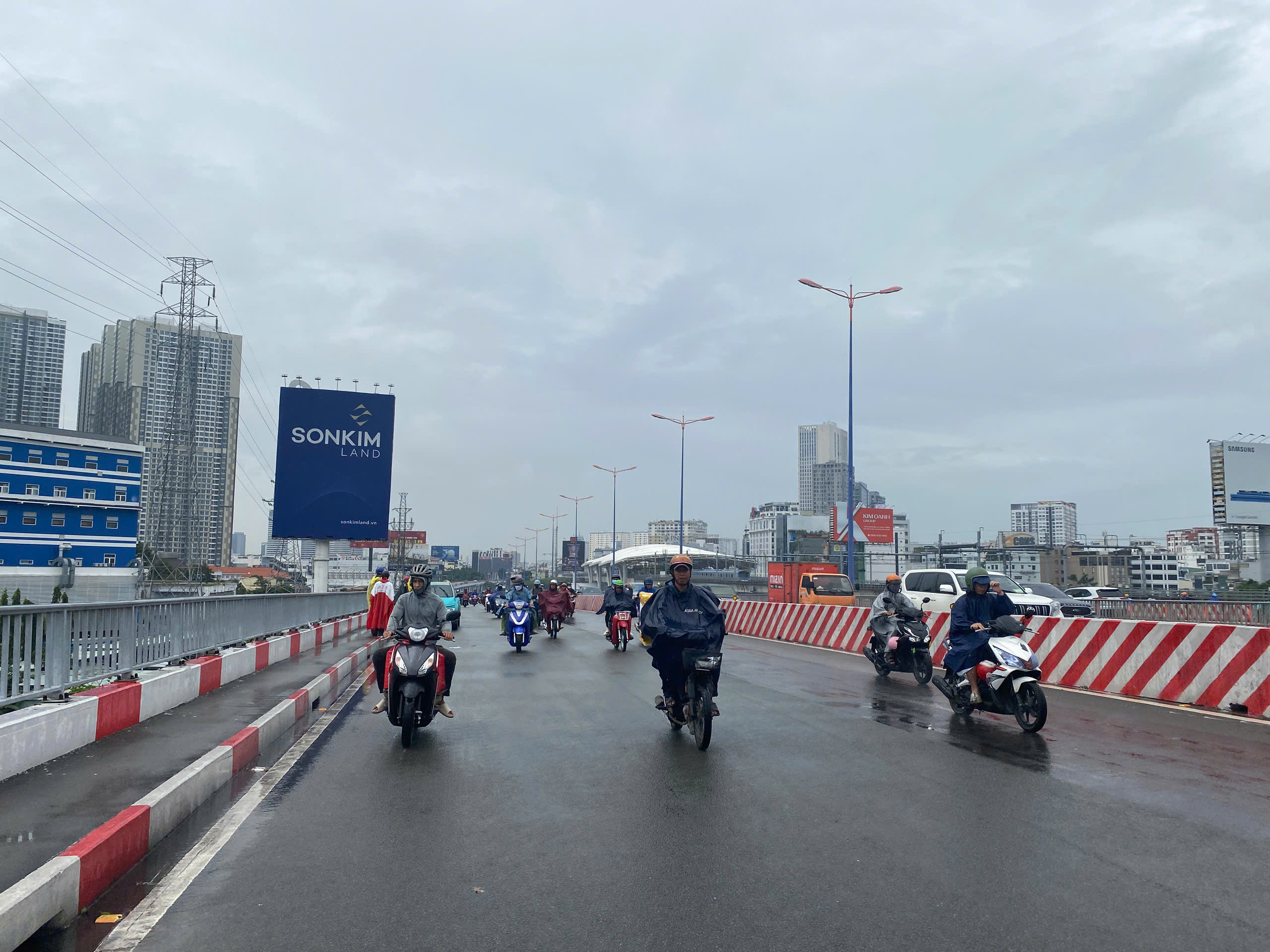 Người đàn ông cầm dao cắt cổ, sau đó nhảy xuống sông Sài Gòn - Ảnh 1.