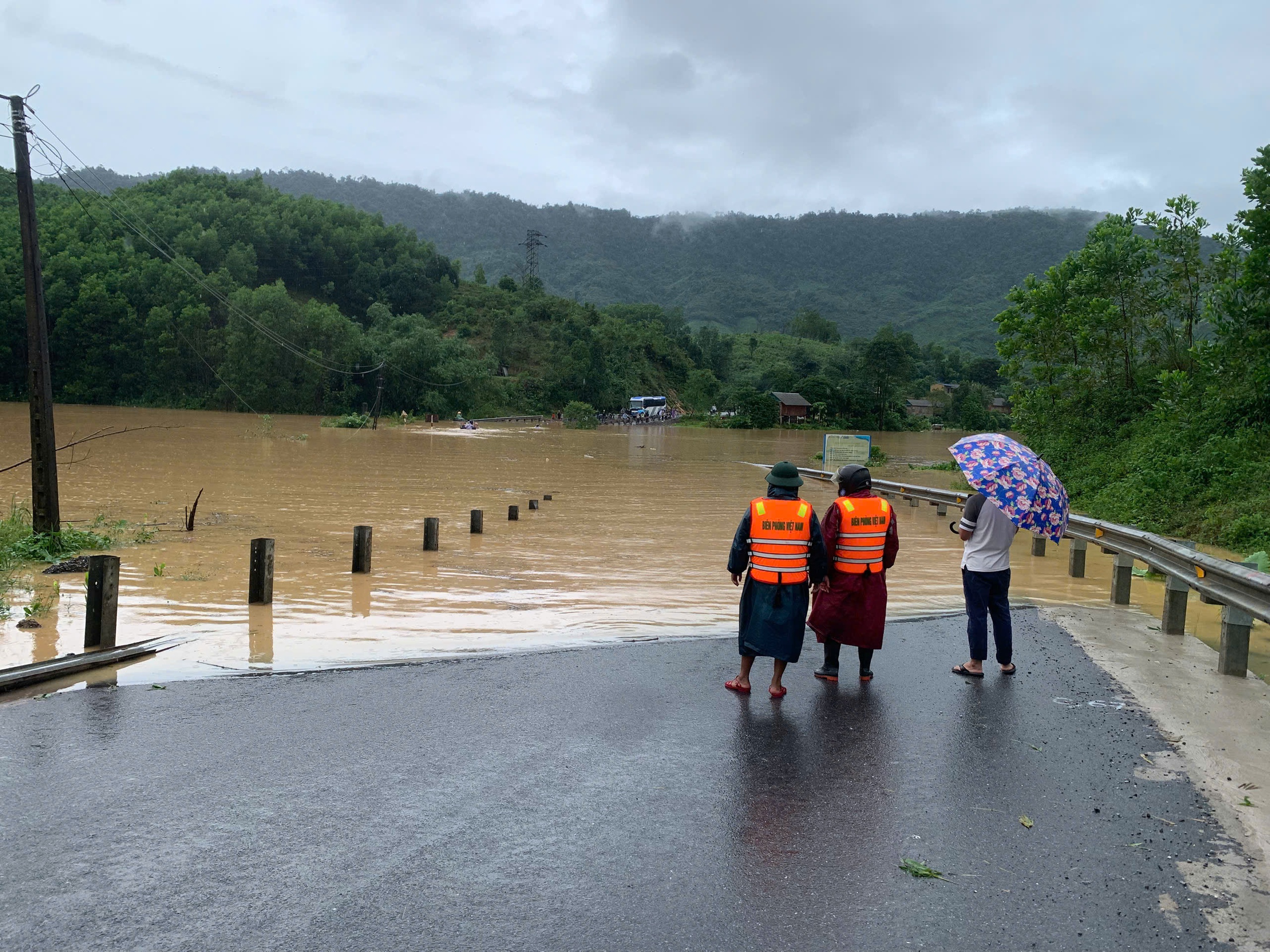 Quảng Trị mưa lũ: Nước dâng cao chia cắt hàng loạt ngầm tràn qua suối - Ảnh 1. Quảng Trị mưa lũ: Nước dâng cao chia cắt hàng loạt ngầm tràn qua suối - Ảnh 1.