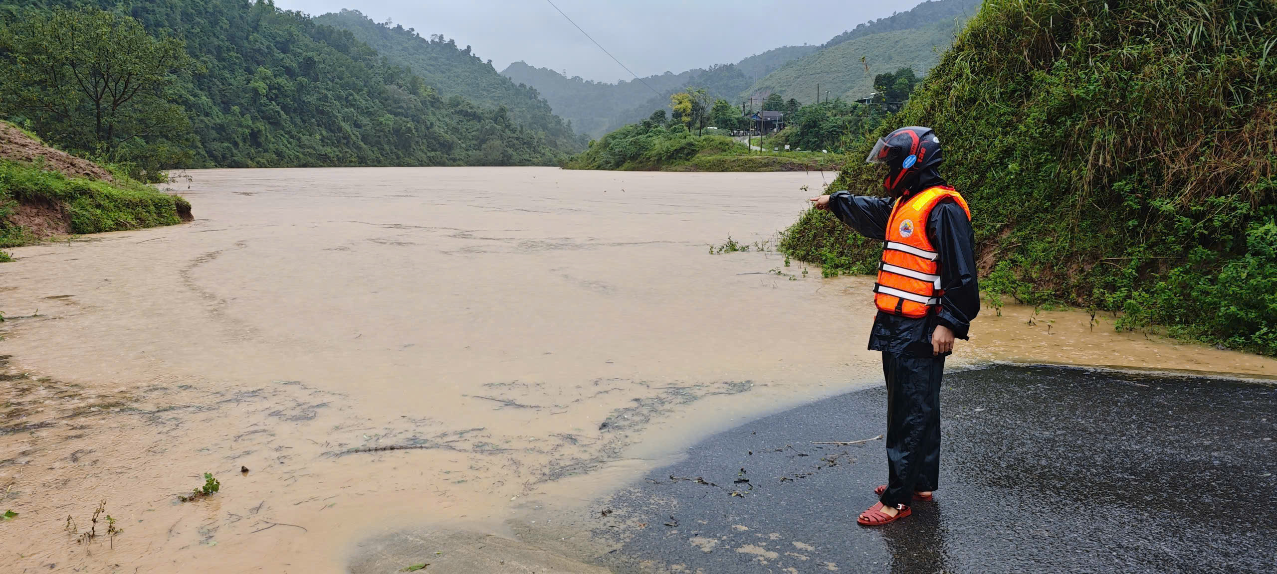 Quảng Trị mưa lũ: Nước dâng cao chia cắt hàng loạt ngầm tràn qua suối - Ảnh 3. Quảng Trị mưa lũ: Nước dâng cao chia cắt hàng loạt ngầm tràn qua suối - Ảnh 3.