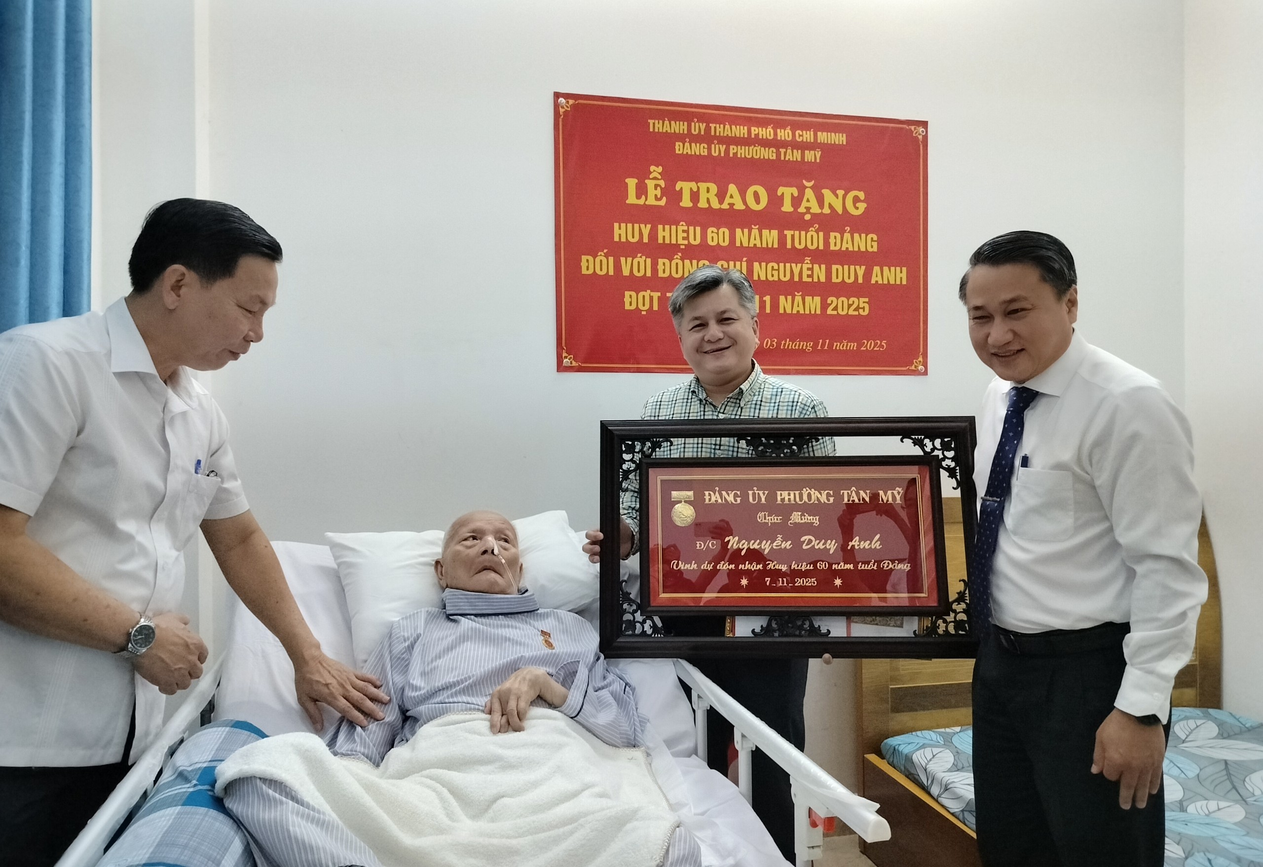 Lãnh đạo TP HCM trao huy hiệu 60 năm tuổi Đảng cho ông Nguyễn Duy Anh - Ảnh 2.