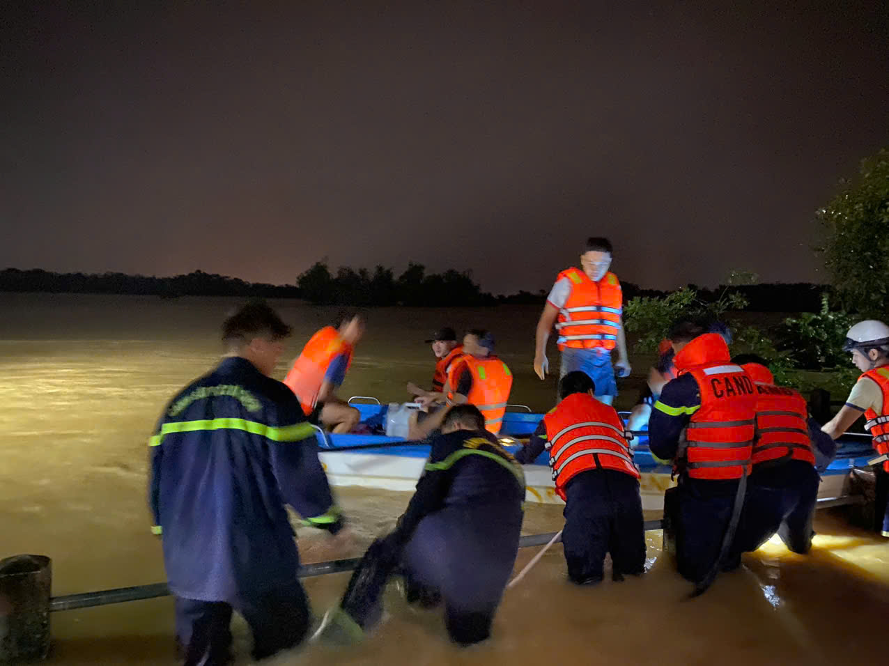 Nhiều người kẹt giữa dòng lũ dữ vì mải mê... bắt dế - Ảnh 2. Nhiều người kẹt giữa dòng lũ dữ vì mải mê... bắt dế - Ảnh 2.