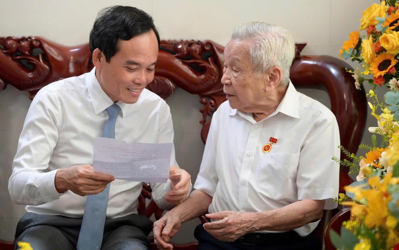 TP HCM: Phường Bến Thành trao Huy hiệu Đảng nhân dịp Cách mạng Tháng Mười Nga - Ảnh 4.