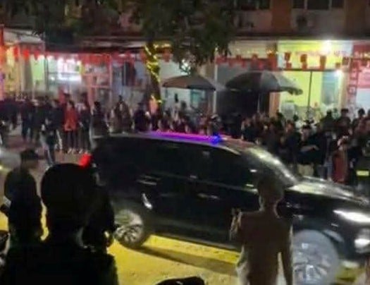 Công an Lạng Sơn phong tỏa lối vào Trạm Quản lý thị trường số 4 - Ảnh 1.