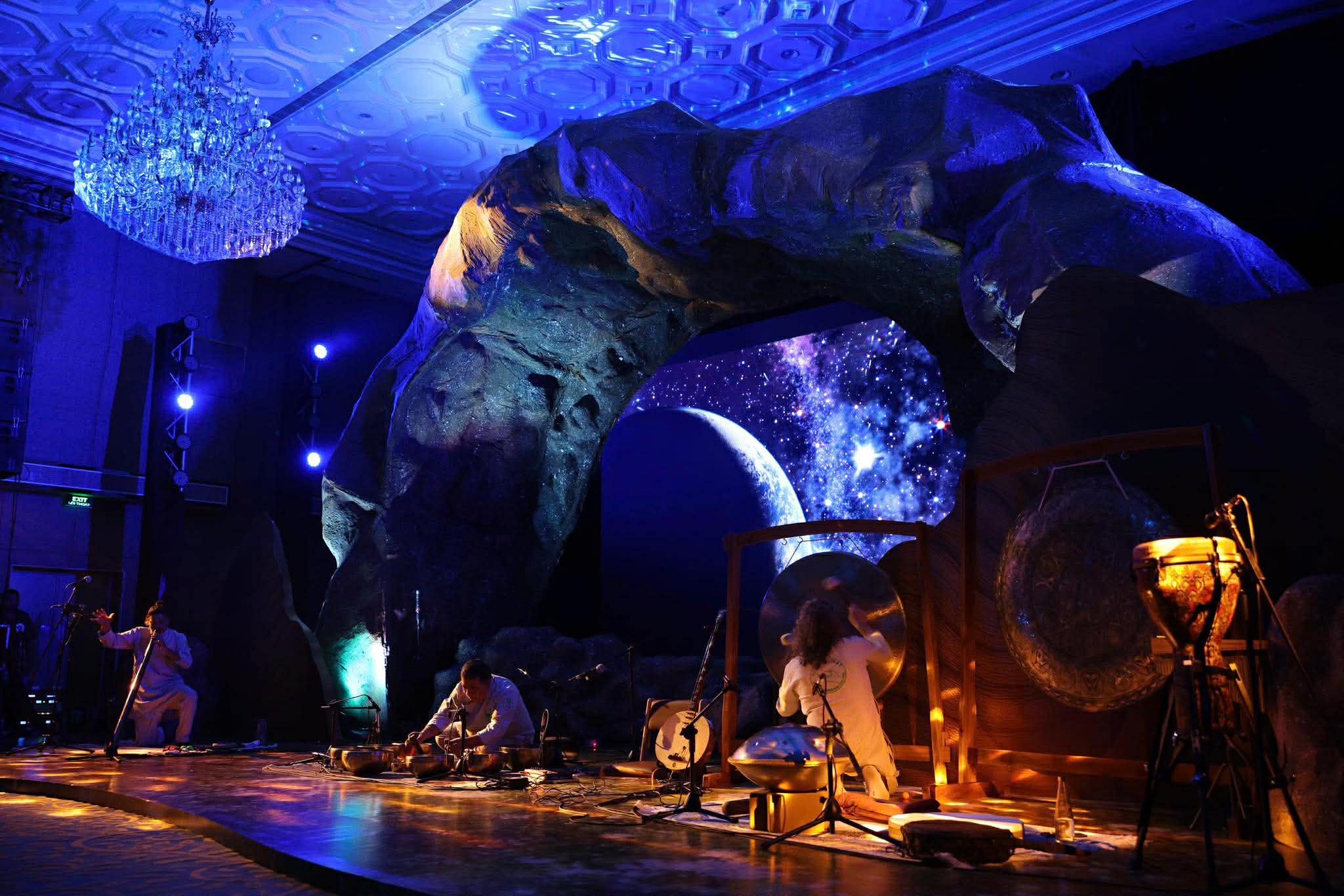 Đinh Linh, Cao Bá Hưng và các nghệ sĩ quốc tế tạo dấu ấn đêm nhạc "6 Senses" - Ảnh 4.