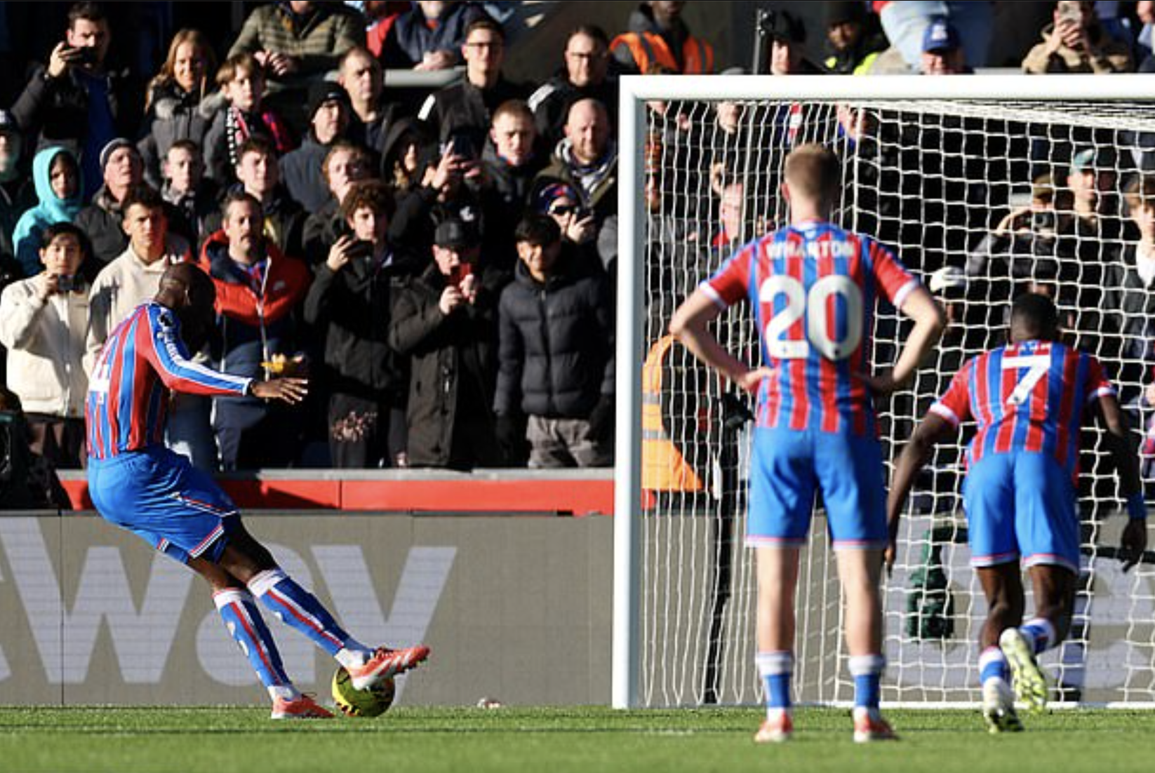 Ngược dòng nghẹt thở tại Selhurst Park, Man United bắn hạ Crystal Palace - Ảnh 2.