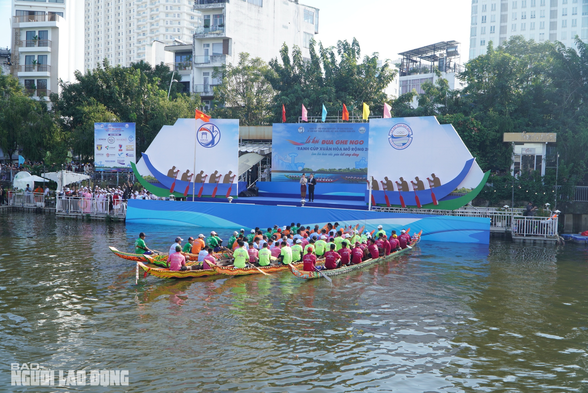 Người dân TPHCM vây kín 2 bên bờ kênh Nhiêu Lộc xem đua ghe ngo - Ảnh 1.