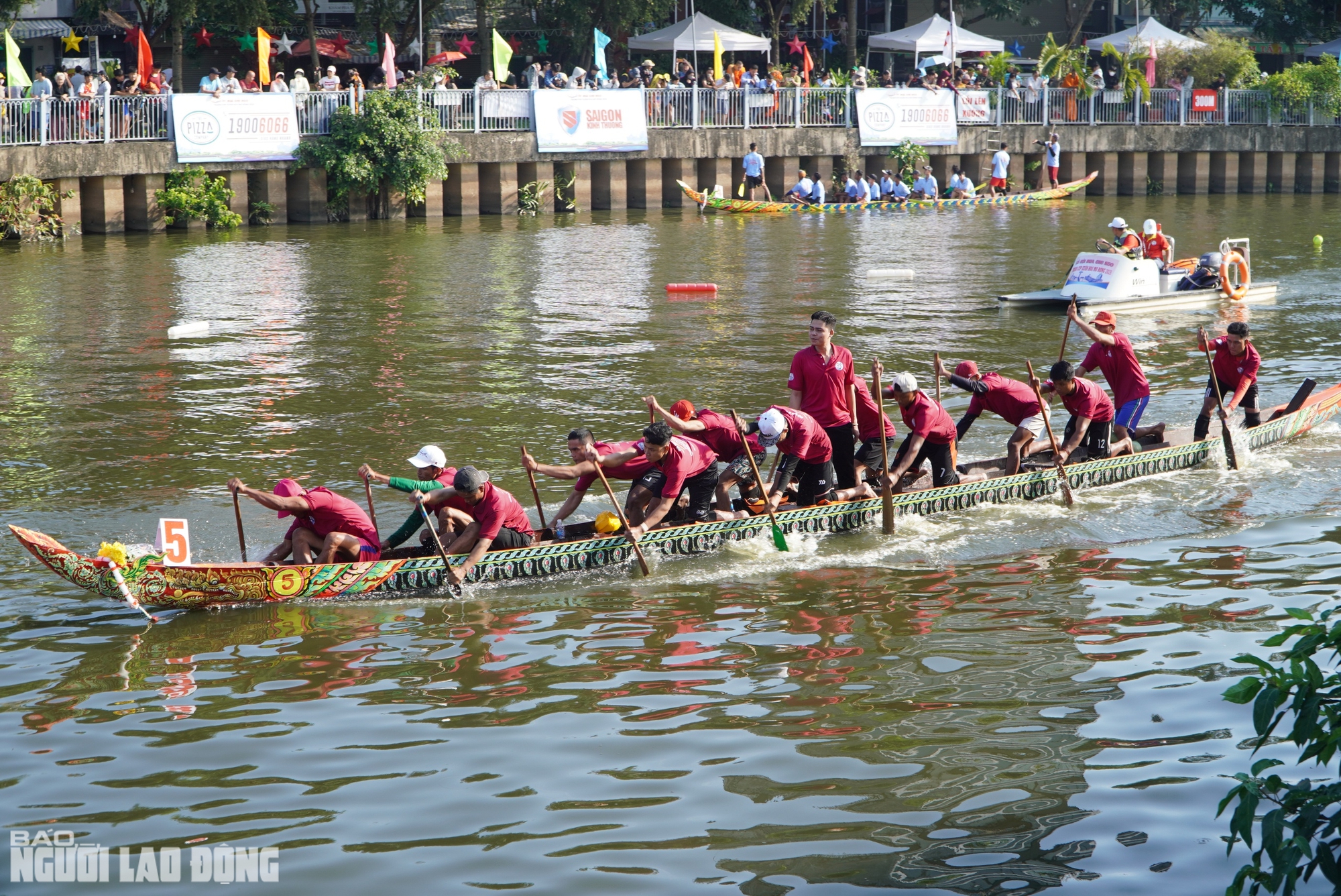 Người dân TPHCM vây kín 2 bên bờ kênh Nhiêu Lộc xem đua ghe ngo - Ảnh 2.