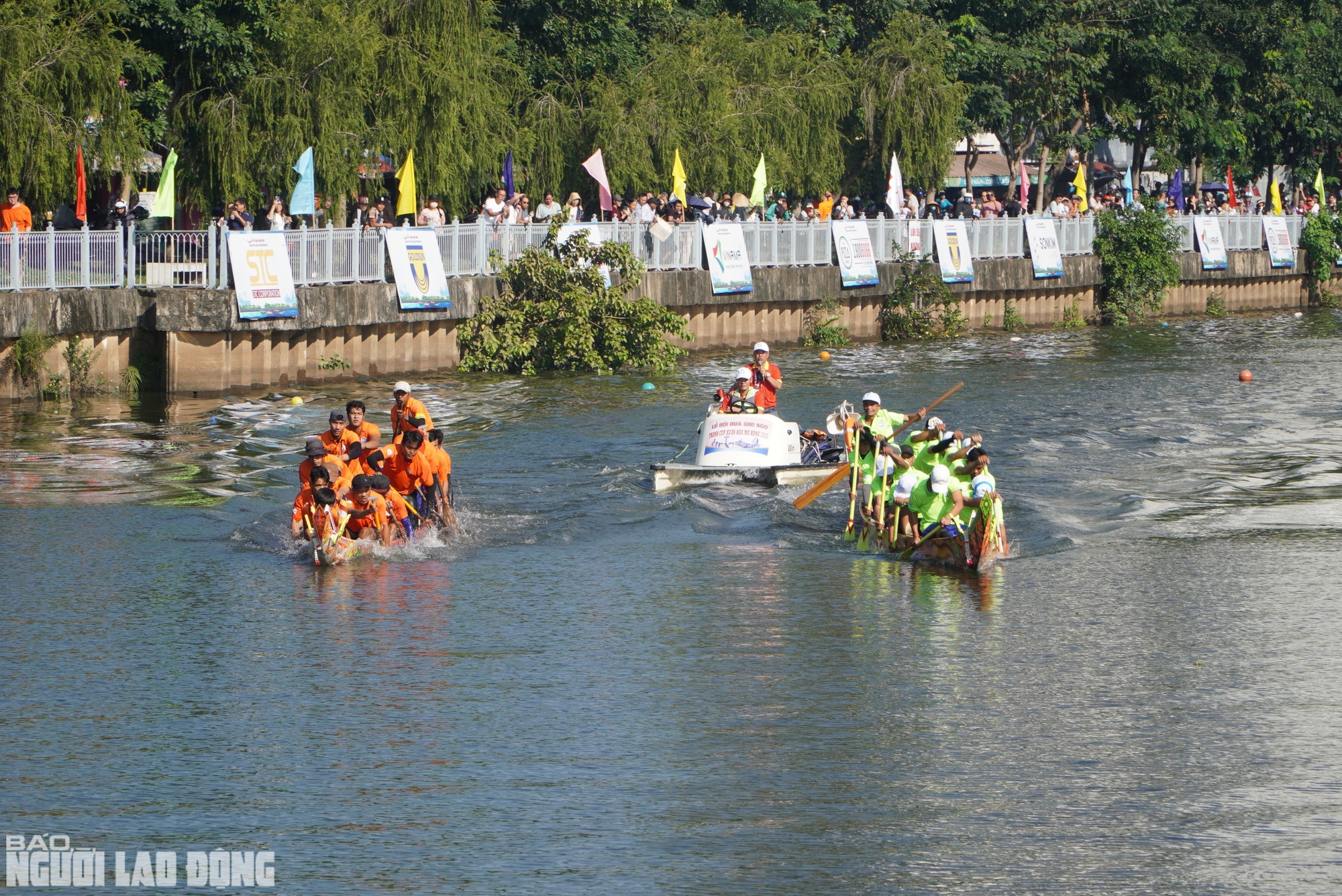 Người dân TPHCM vây kín 2 bên bờ kênh Nhiêu Lộc xem đua ghe ngo - Ảnh 3.