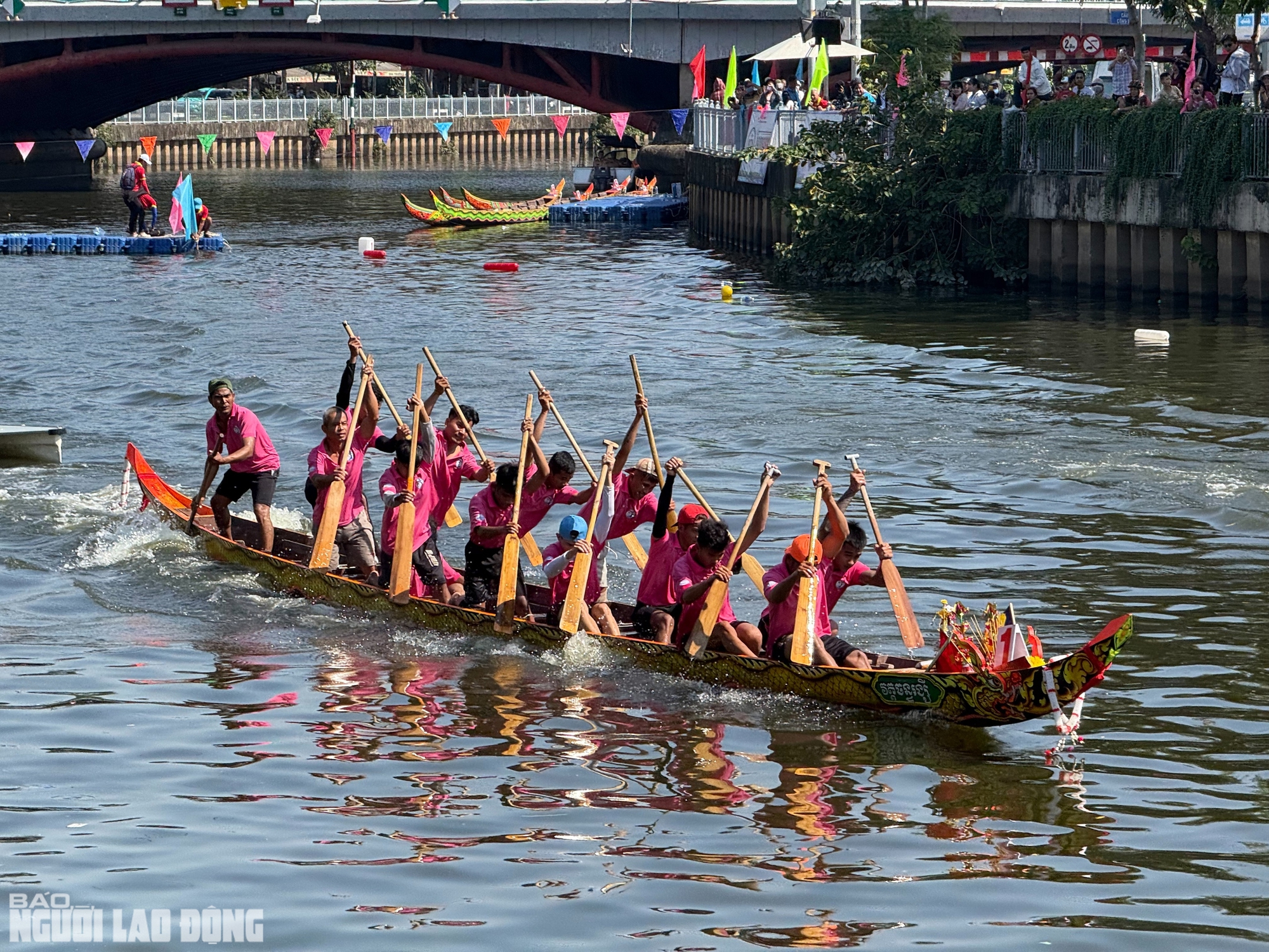 Người dân TPHCM vây kín 2 bên bờ kênh Nhiêu Lộc xem đua ghe ngo - Ảnh 4.