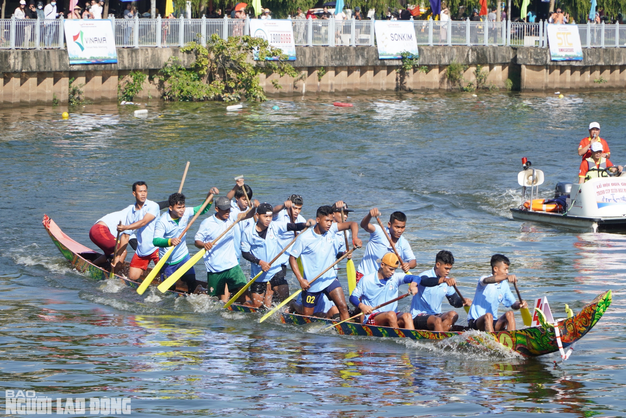 Người dân TPHCM vây kín 2 bên bờ kênh Nhiêu Lộc xem đua ghe ngo - Ảnh 5.