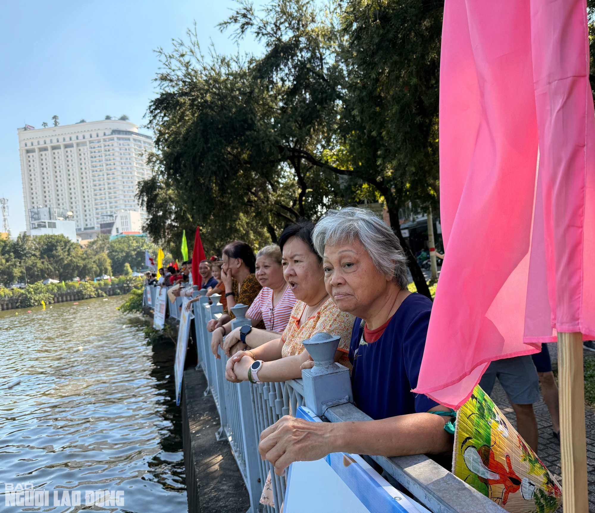 Người dân TPHCM vây kín 2 bên bờ kênh Nhiêu Lộc xem đua ghe ngo - Ảnh 6.