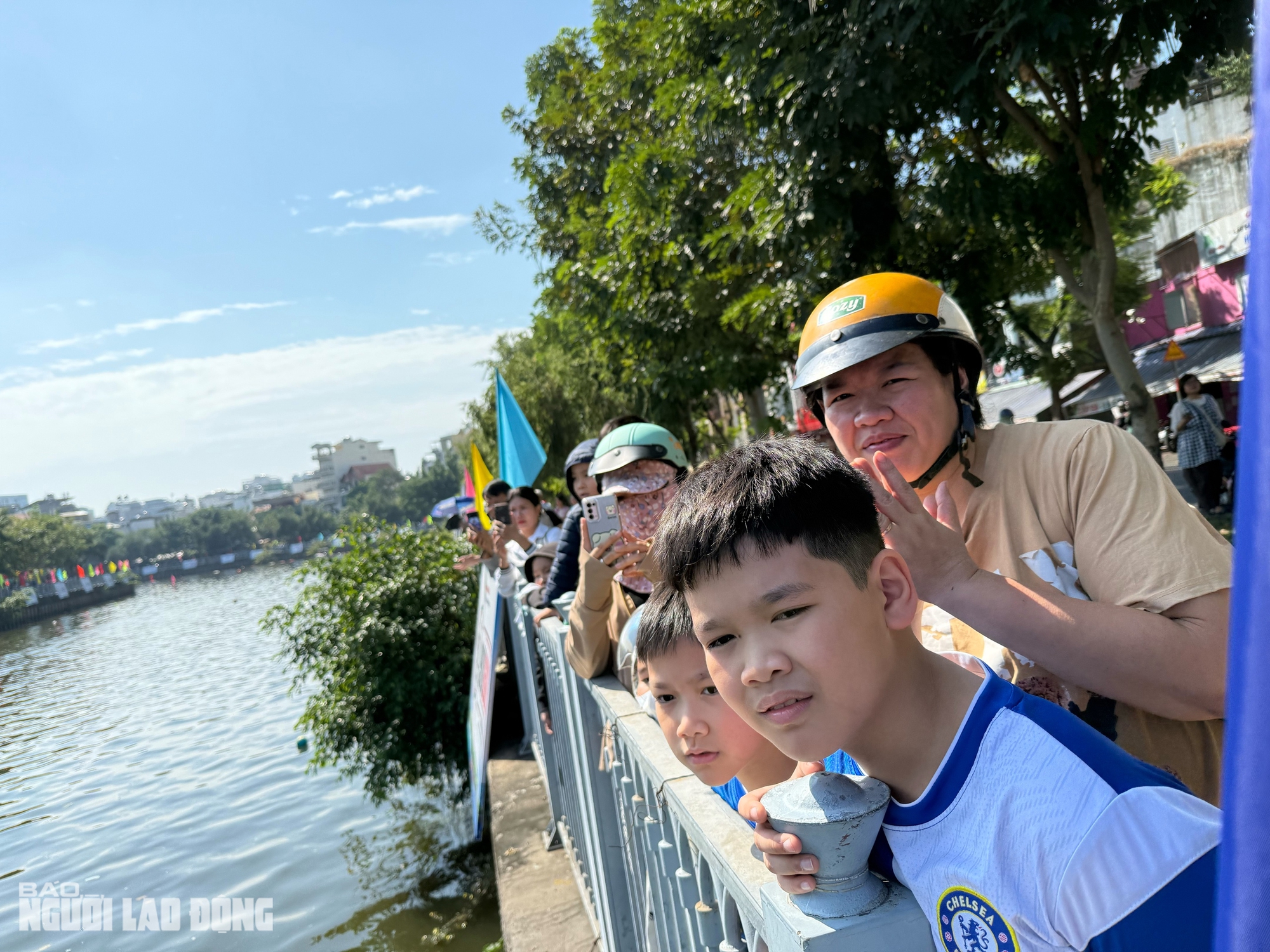 Người dân TPHCM vây kín 2 bên bờ kênh Nhiêu Lộc xem đua ghe ngo - Ảnh 7.