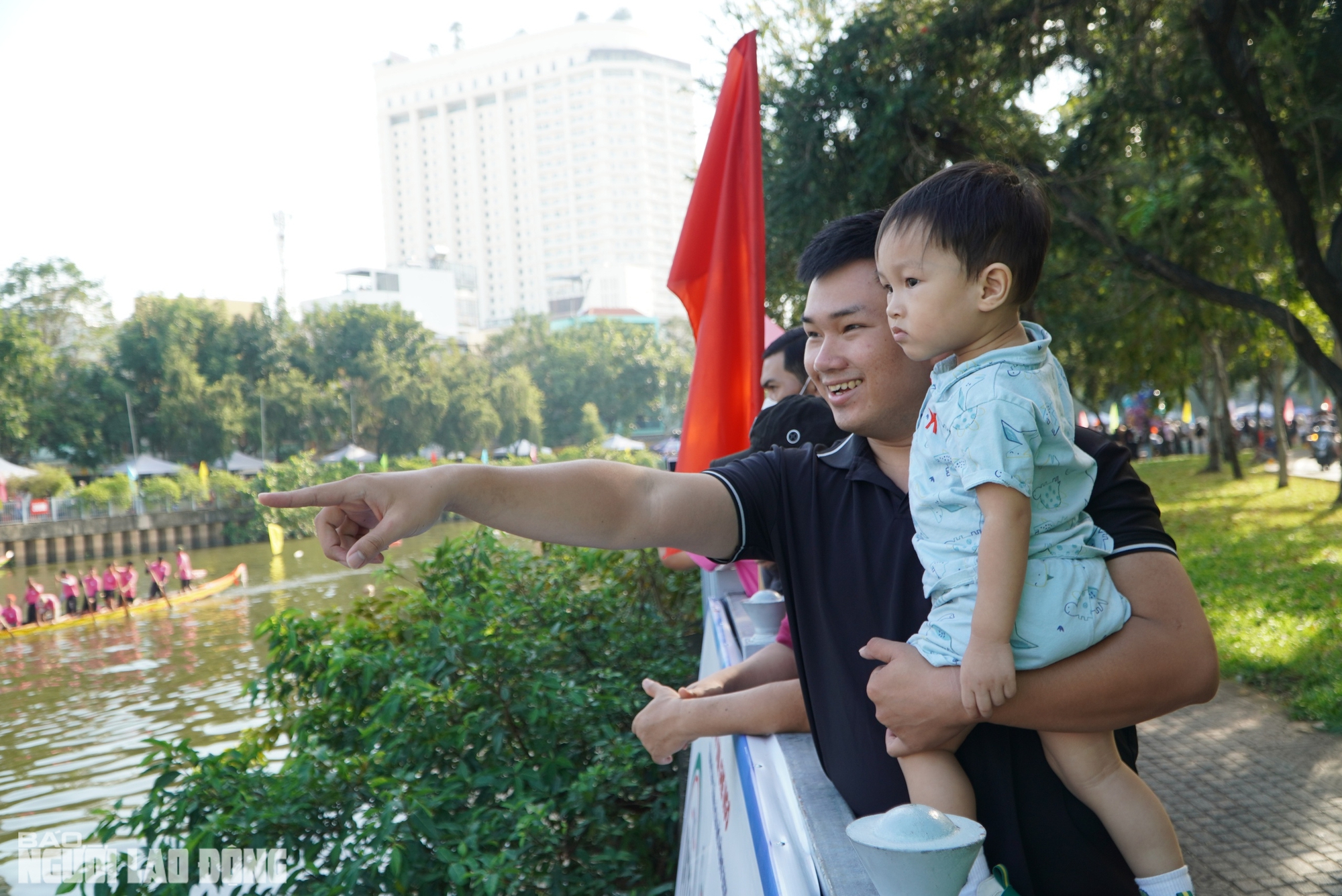 Người dân TPHCM vây kín 2 bên bờ kênh Nhiêu Lộc xem đua ghe ngo - Ảnh 8.