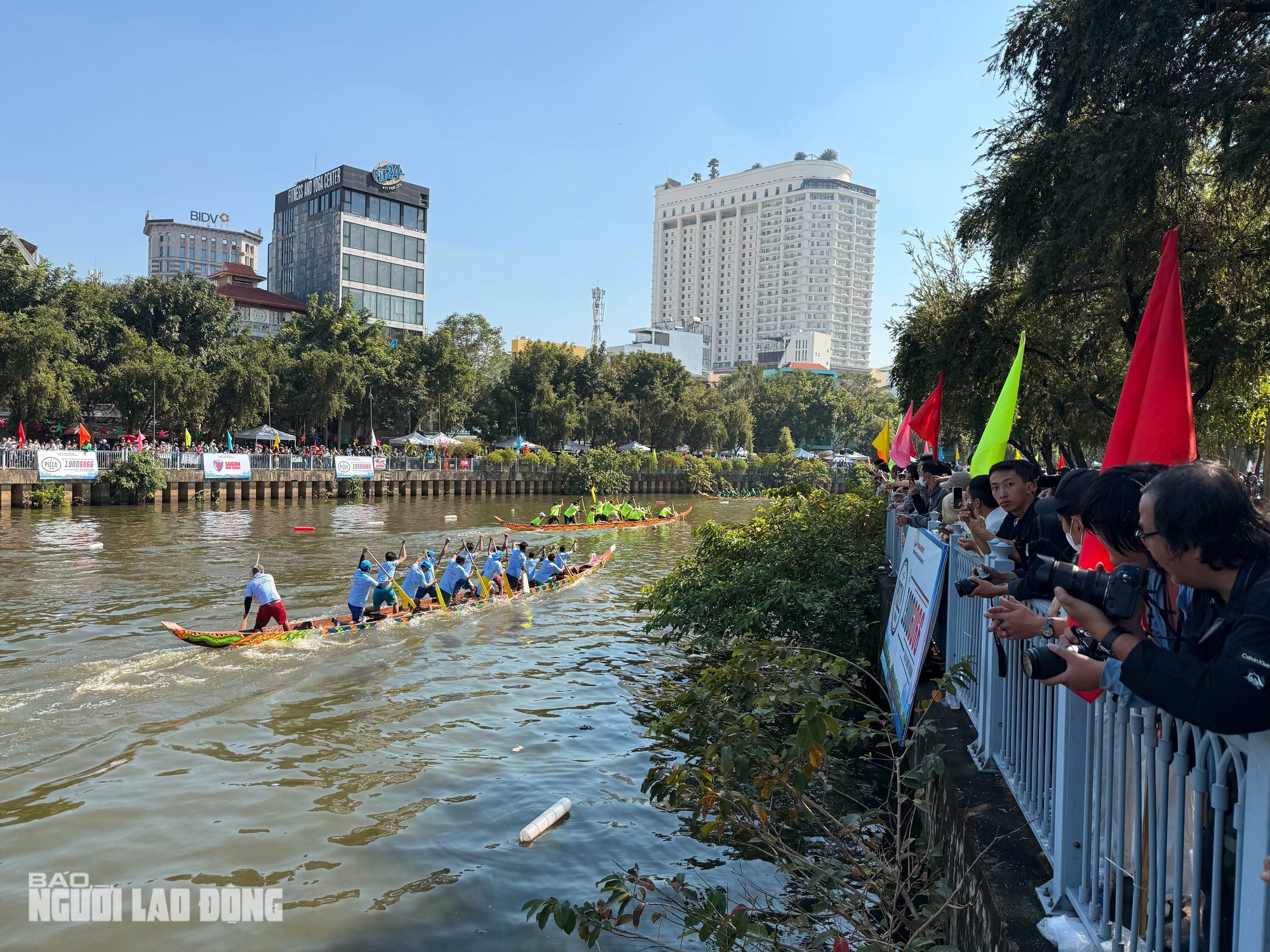 Người dân TPHCM vây kín 2 bên bờ kênh Nhiêu Lộc xem đua ghe ngo - Ảnh 9.