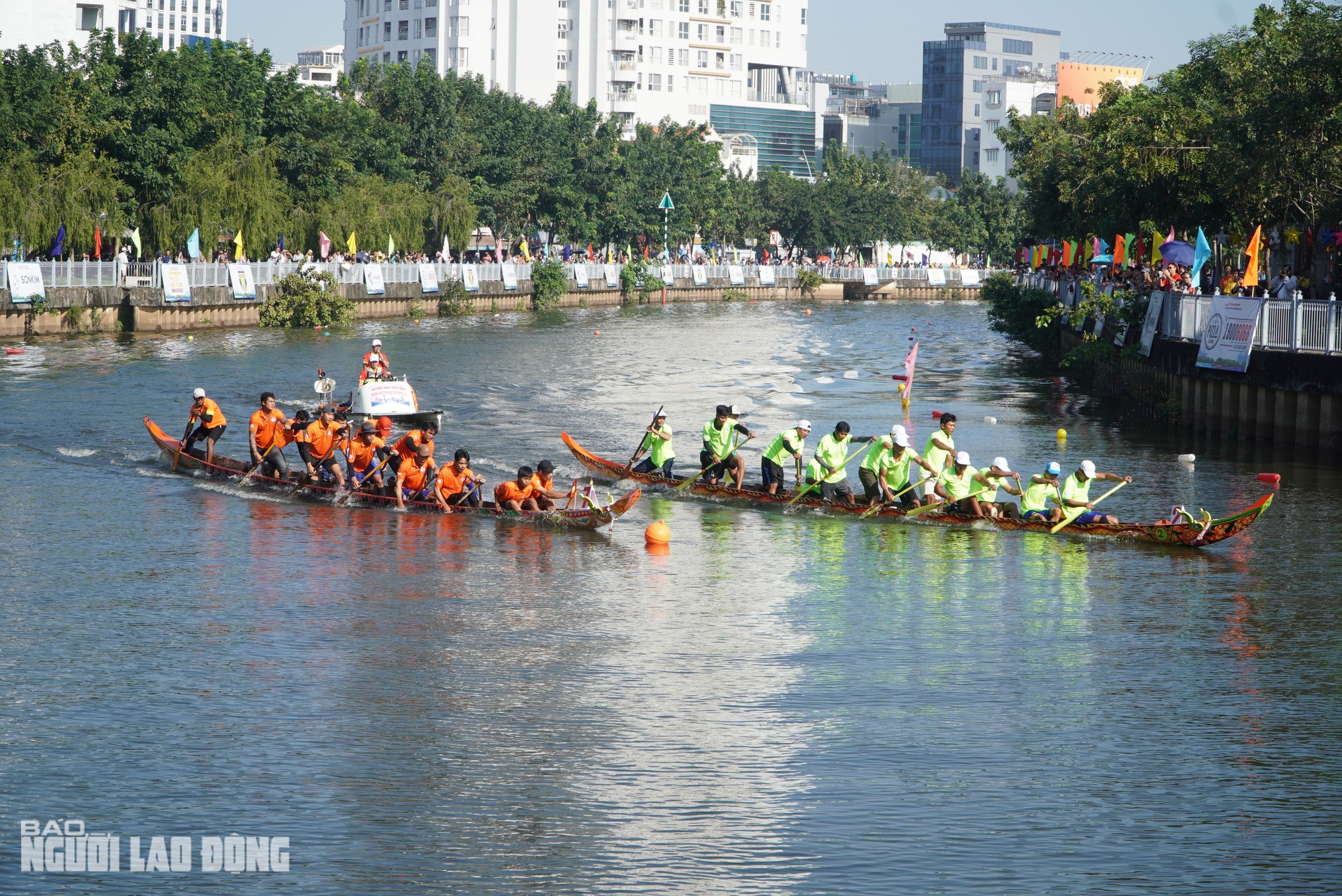 Người dân TPHCM vây kín 2 bên bờ kênh Nhiêu Lộc xem đua ghe ngo - Ảnh 10.