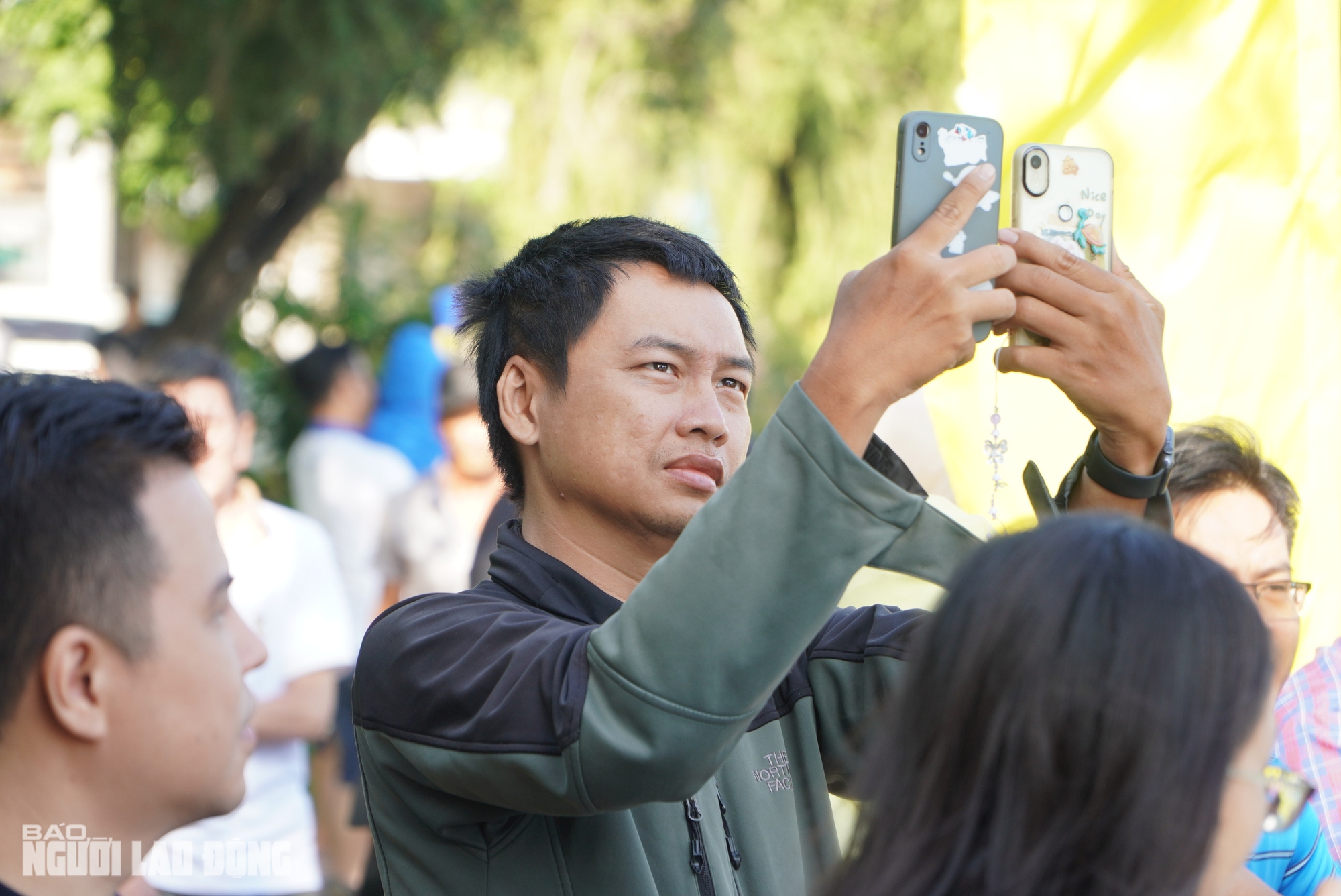 Người dân TPHCM vây kín 2 bên bờ kênh Nhiêu Lộc xem đua ghe ngo - Ảnh 11.