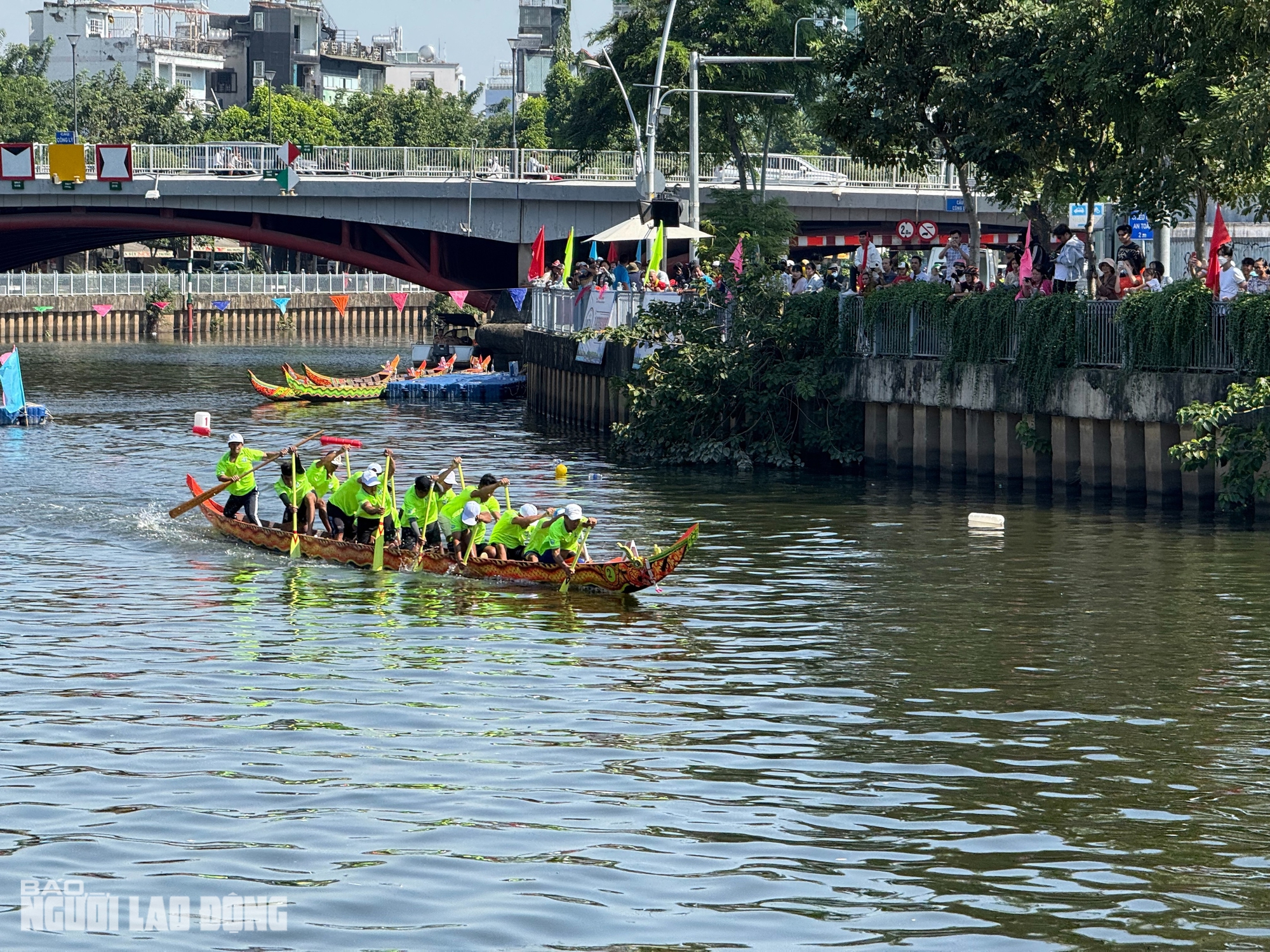 Người dân TPHCM vây kín 2 bên bờ kênh Nhiêu Lộc xem đua ghe ngo - Ảnh 12.