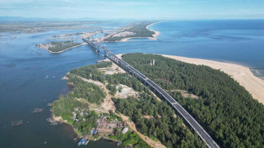 Cầu vượt cửa biển lớn nhất miền Trung hoàn thành nhưng chưa thông xe - Ảnh 3. Cầu vượt cửa biển lớn nhất miền Trung hoàn thành nhưng chưa thông xe - Ảnh 3.