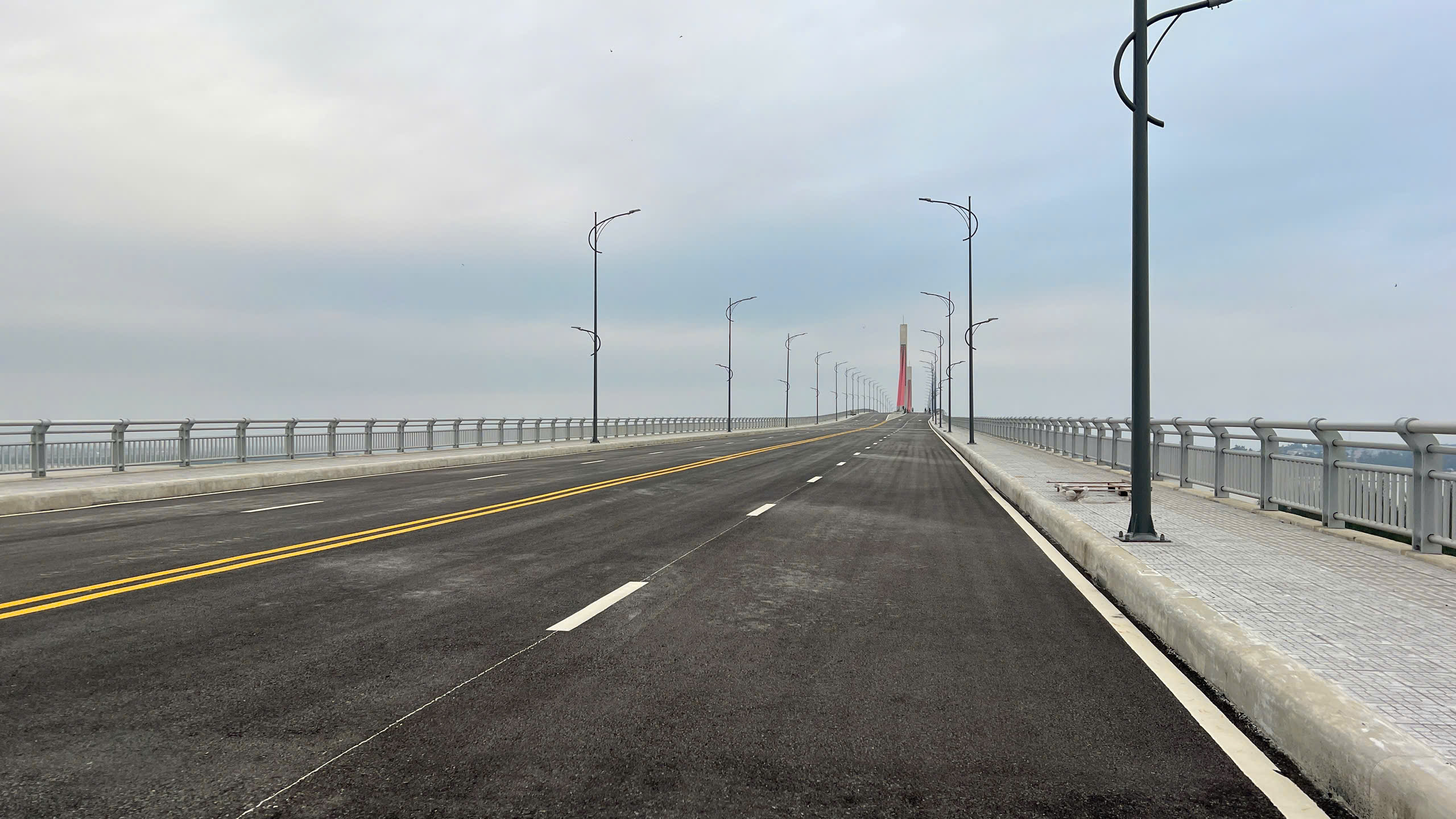 Cầu vượt cửa biển lớn nhất miền Trung hoàn thành nhưng chưa thông xe - Ảnh 4. Cầu vượt cửa biển lớn nhất miền Trung hoàn thành nhưng chưa thông xe - Ảnh 4.