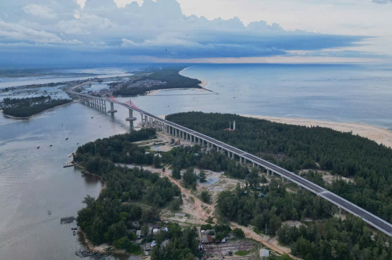 Cầu vượt cửa biển lớn nhất miền Trung hoàn thành nhưng chưa thông xe - Ảnh 2. Cầu vượt cửa biển lớn nhất miền Trung hoàn thành nhưng chưa thông xe - Ảnh 2.