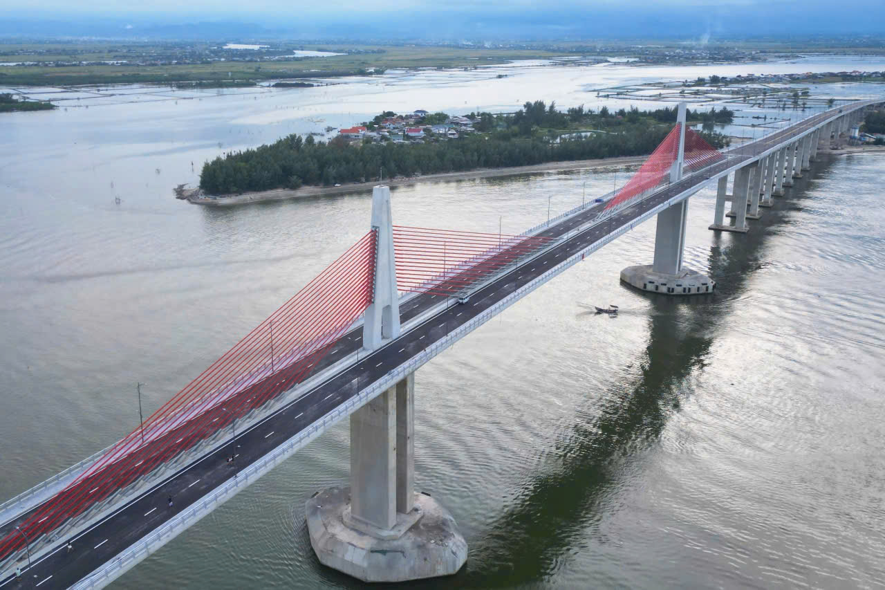 Cầu vượt cửa biển lớn nhất miền Trung hoàn thành nhưng chưa thông xe - Ảnh 1. Cầu vượt cửa biển lớn nhất miền Trung hoàn thành nhưng chưa thông xe - Ảnh 1.