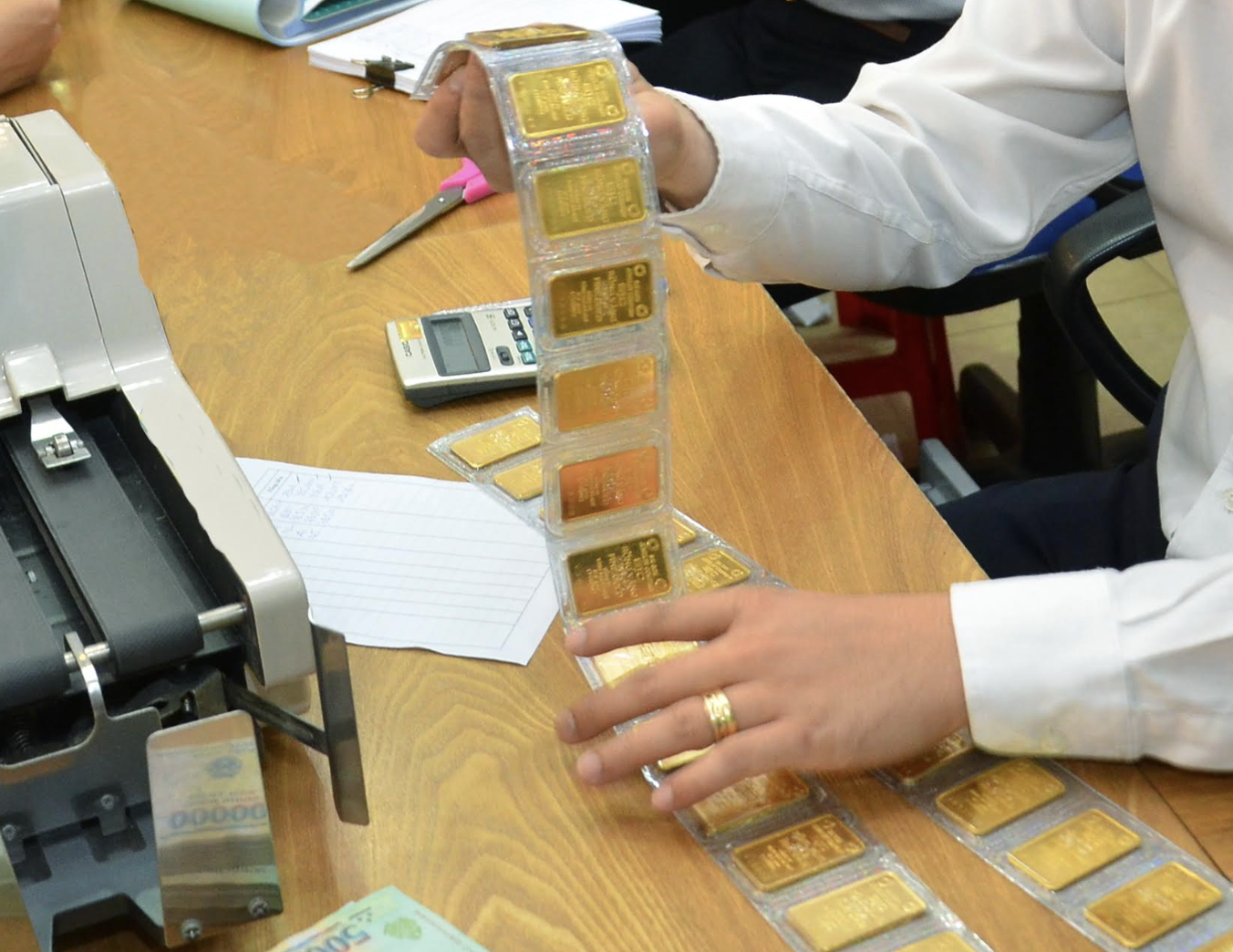 Giá vàng hôm nay 26 - 12: Vàng miếng SJC và vàng nhẫn tăng trở lại - Ảnh 2.