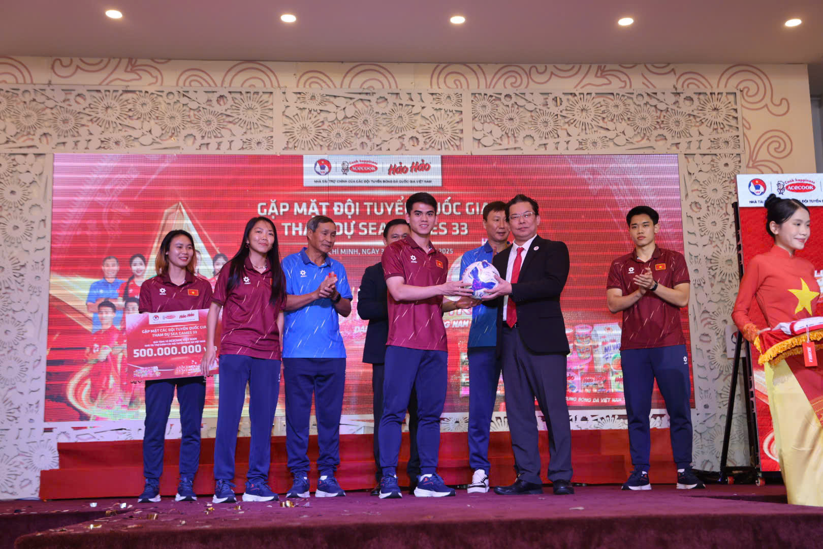 U22 Việt Nam, tuyển nữ quốc gia ủng hộ 100 triệu đồng cho người dân miền Trung bị lũ lụt  - Ảnh 2.