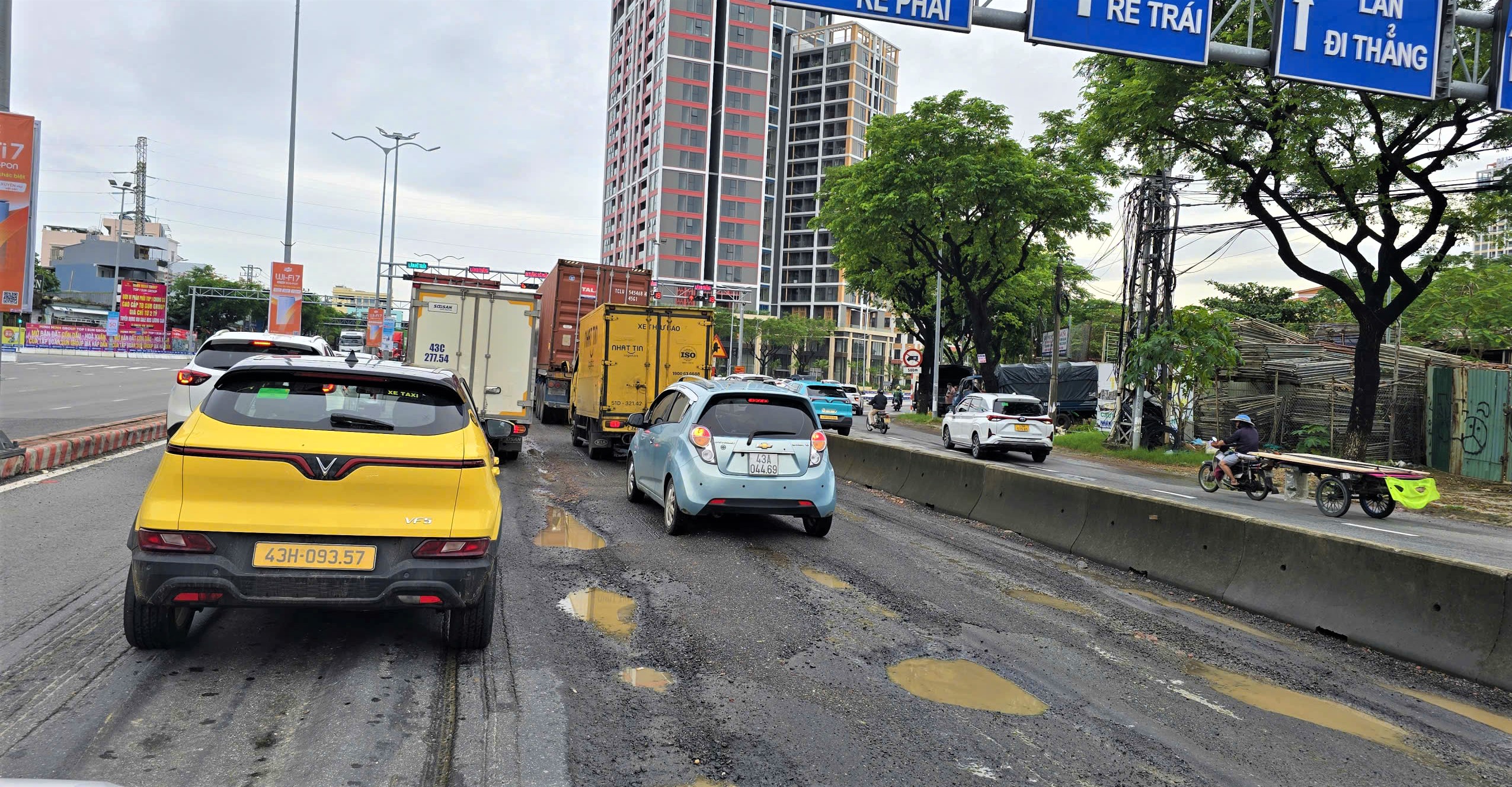 Ớn lạnh đường trung tâm Đà Nẵng như vũng trâu đầm, ổ voi chi chít - Ảnh 5.